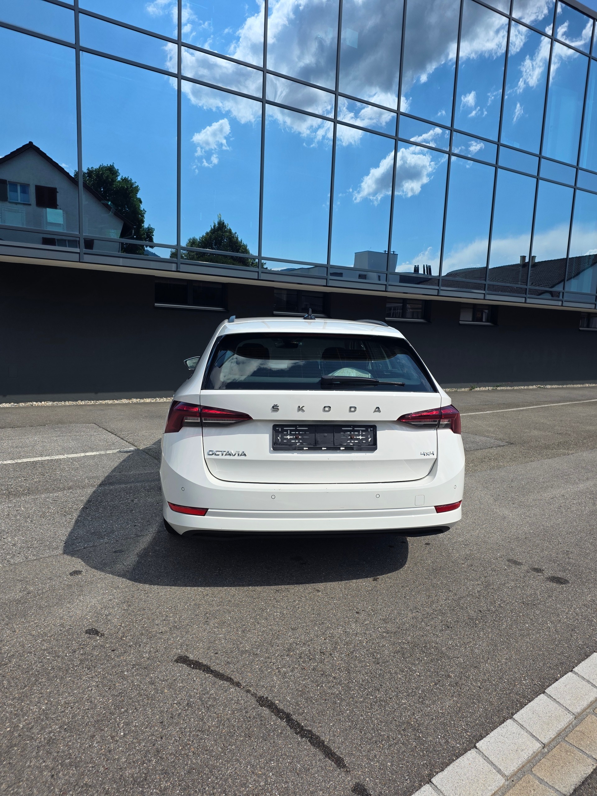 SKODA Octavia Combi 2.0 TDI DSG Ambition 4x4-image-3