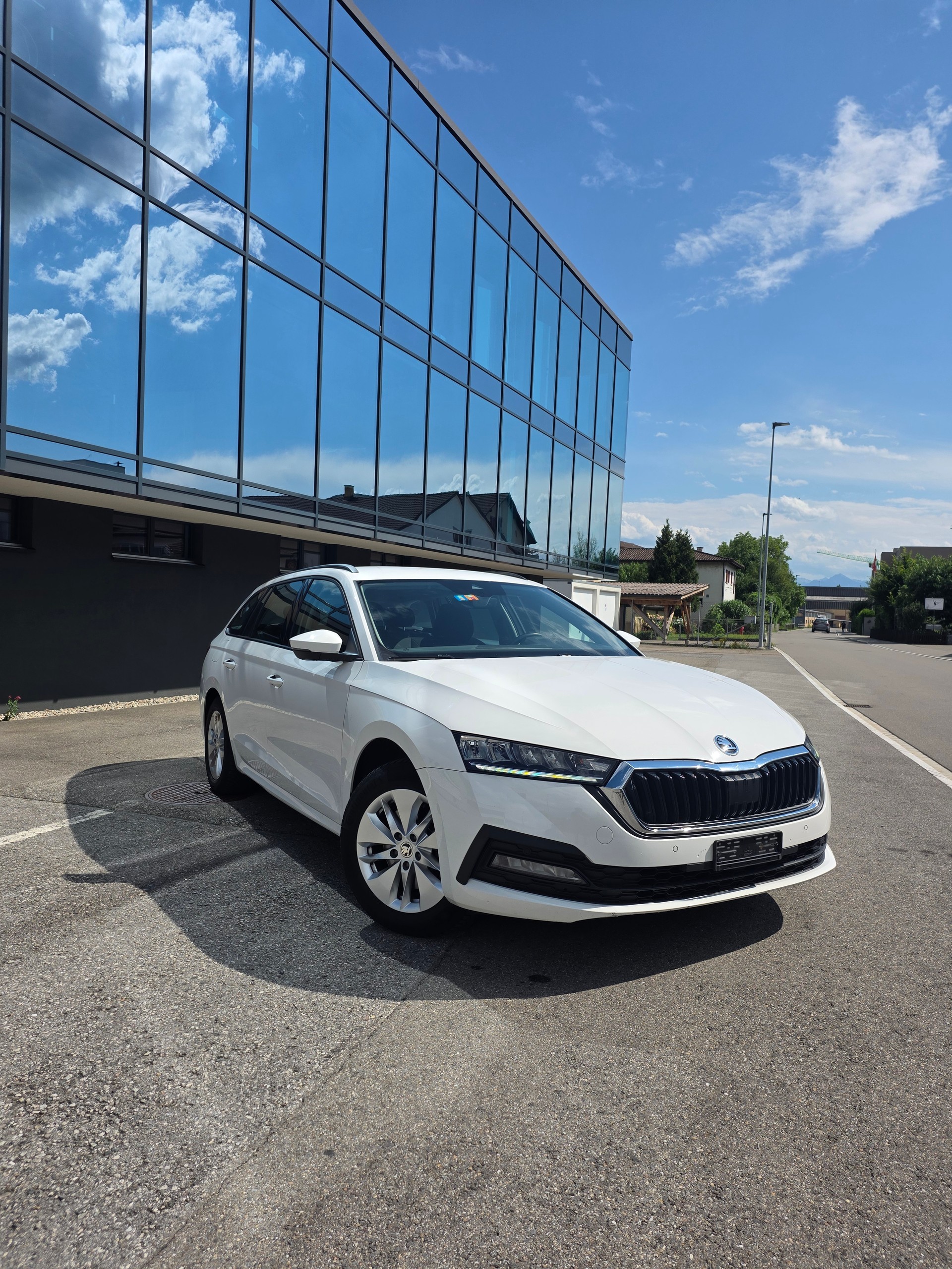 SKODA Octavia Combi 2.0 TDI DSG Ambition 4x4-image-0