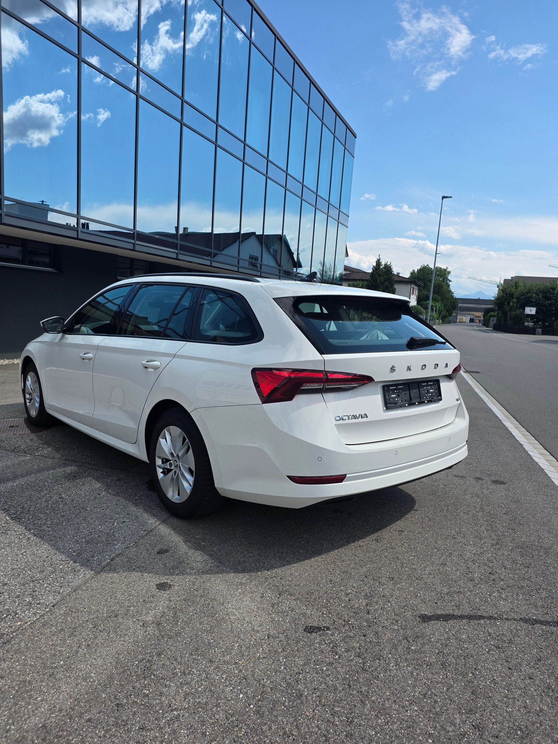 SKODA Octavia Combi 2.0 TDI DSG Ambition 4x4-image-2