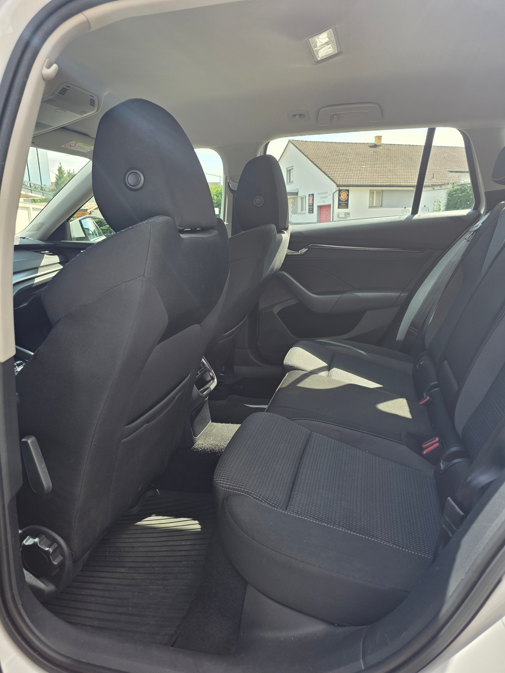SKODA Octavia Combi 2.0 TDI DSG Ambition 4x4-image-8