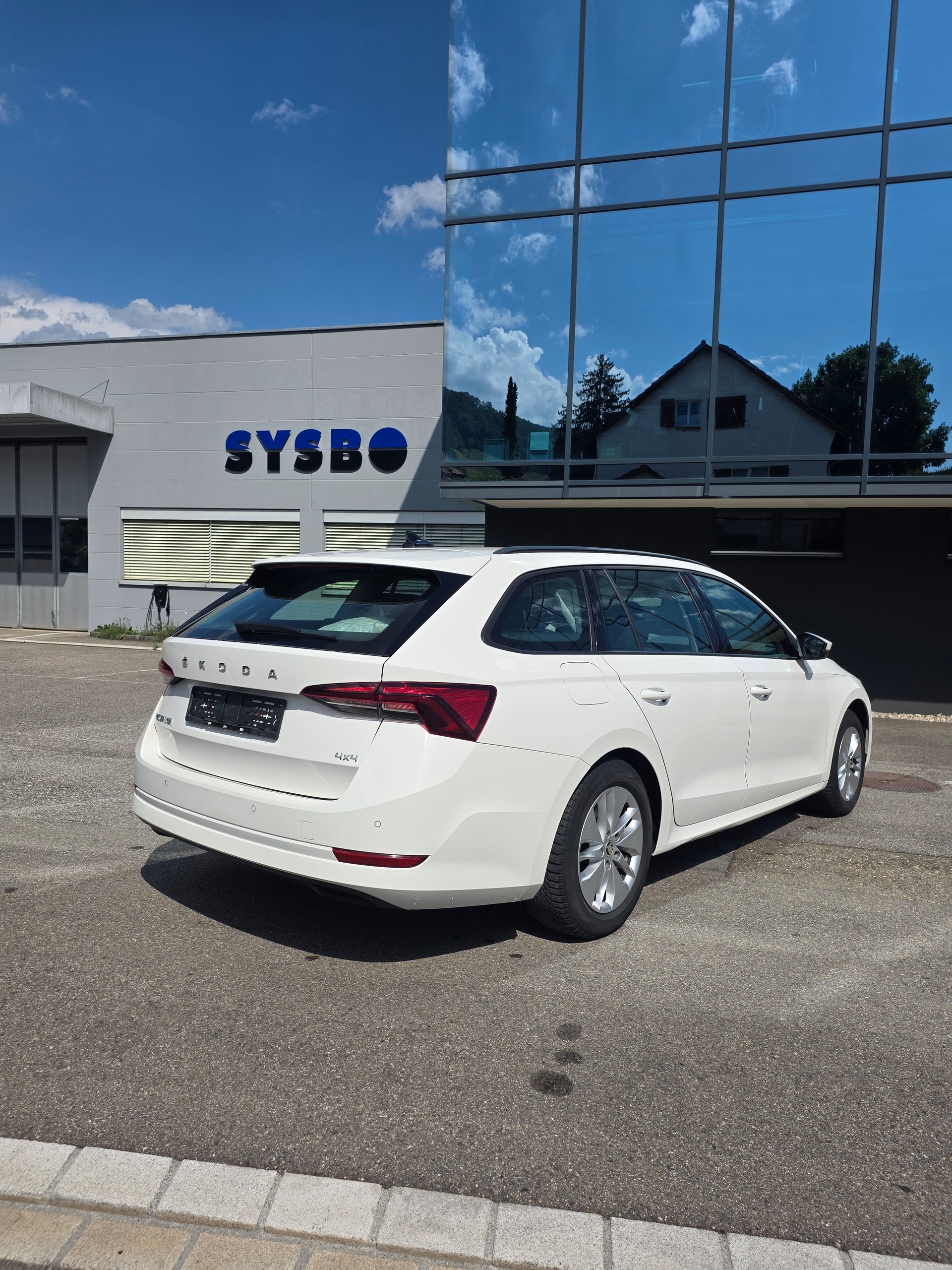 SKODA Octavia Combi 2.0 TDI DSG Ambition 4x4-image-4