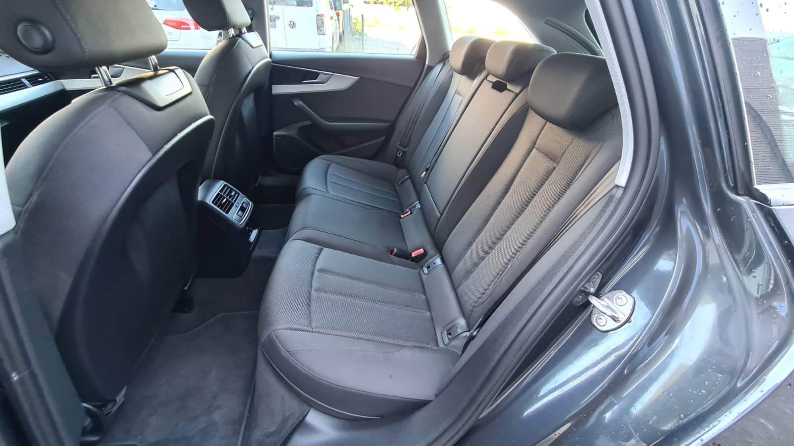 AUDI A4 Avant 35 TDI S-tronic ** GR-Navi ** RF-Kamera ** Abstandsregelsysteme ** PDC ** Frisch Ab MFK & Service **-image-18