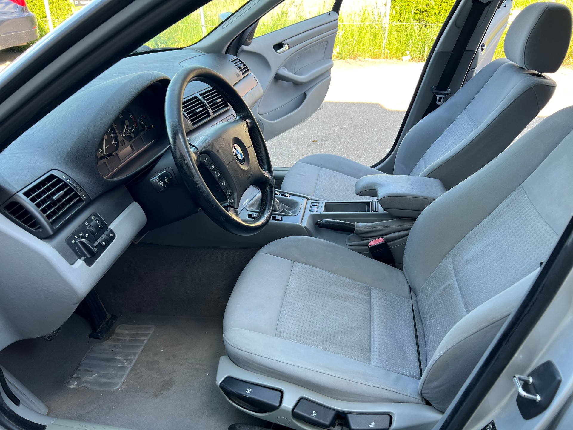 BMW 320d Touring-image-8