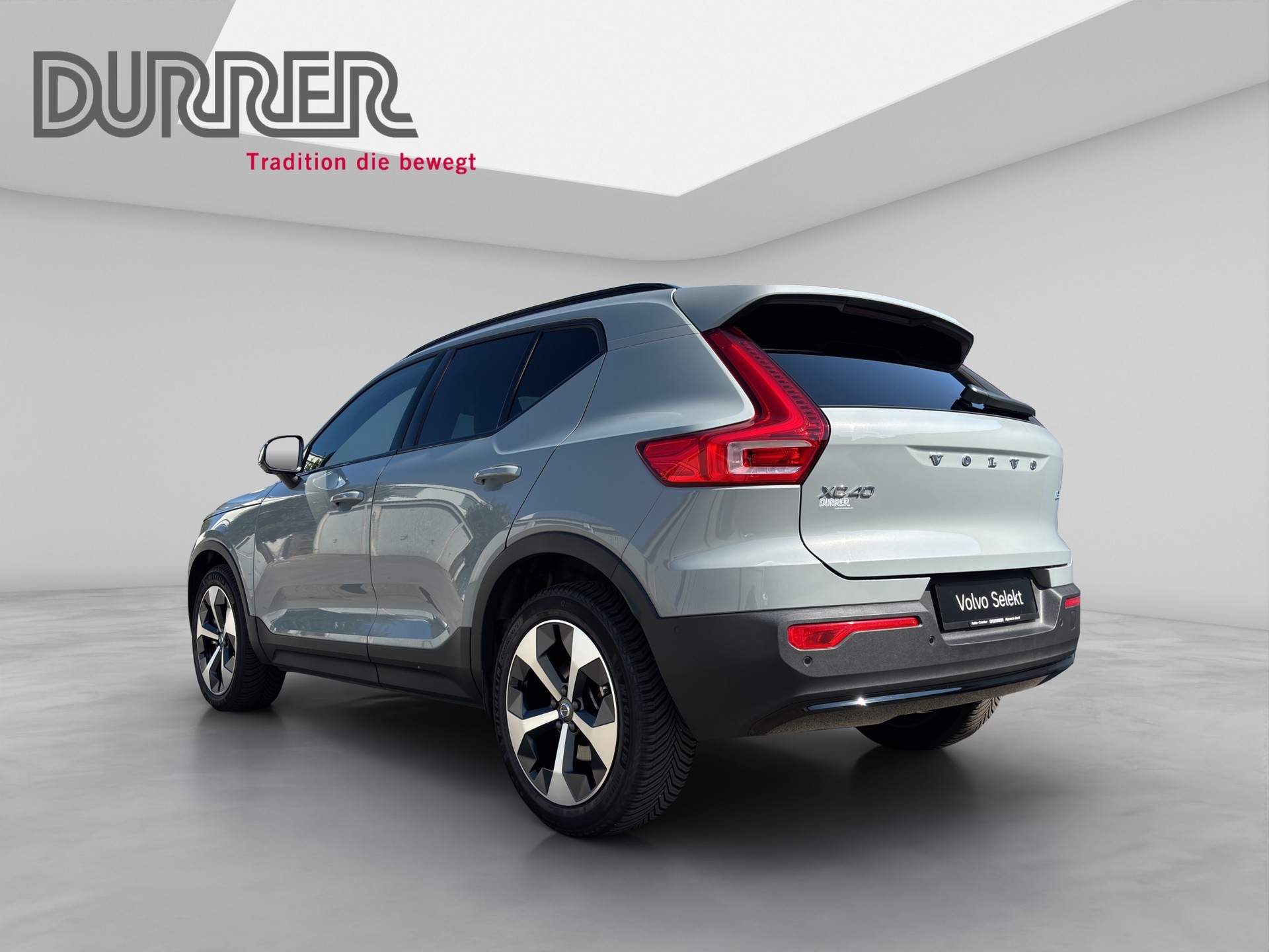 VOLVO XC40 2.0 B4 MH Plus Dark-showroom-element-2