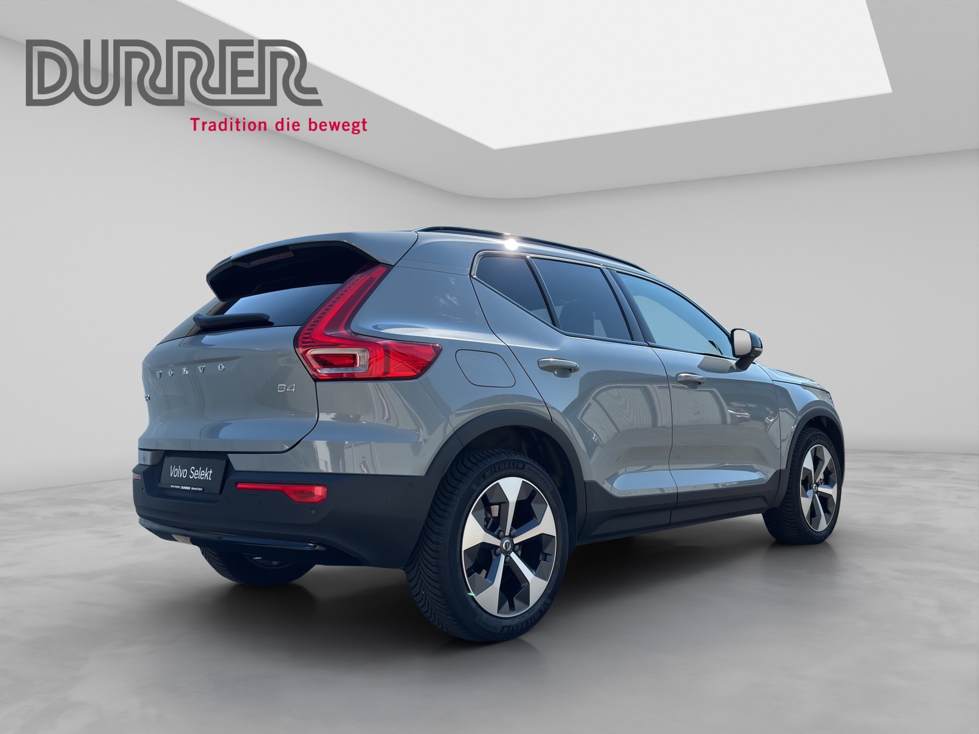 VOLVO XC40 2.0 B4 MH Plus Dark-showroom-element-3