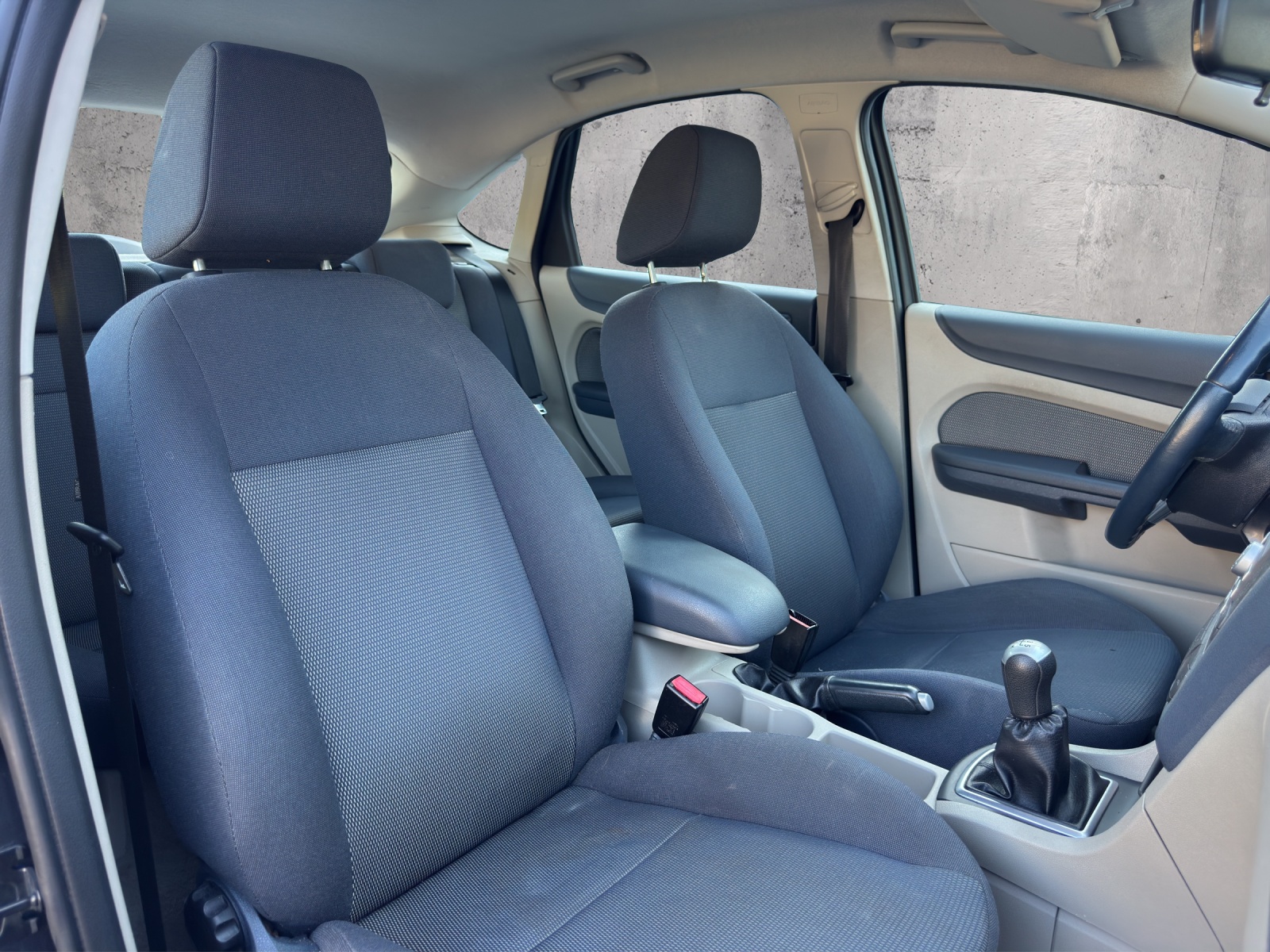 FORD Focus 2.0i Titanium-image-13