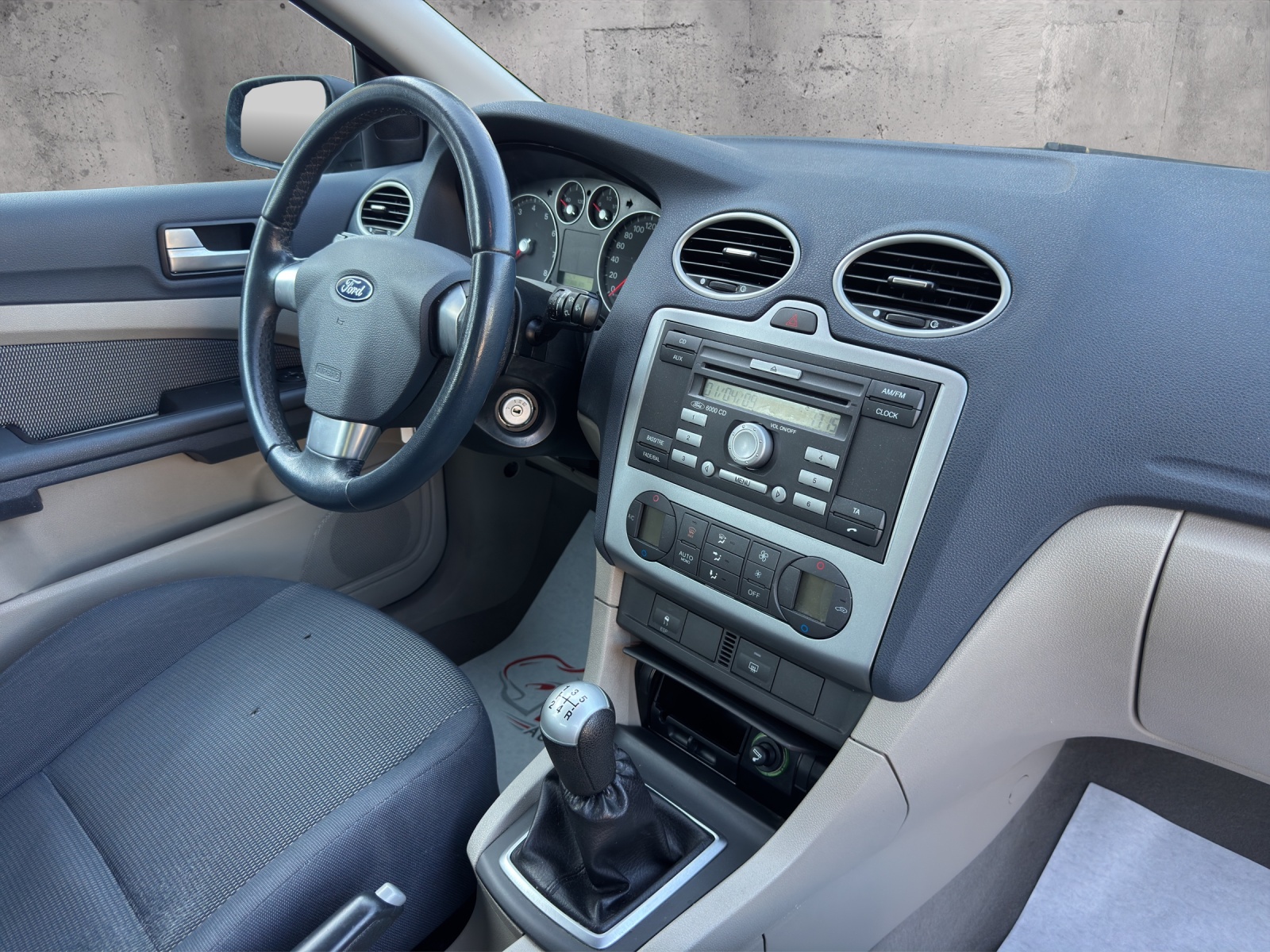 FORD Focus 2.0i Titanium-image-12