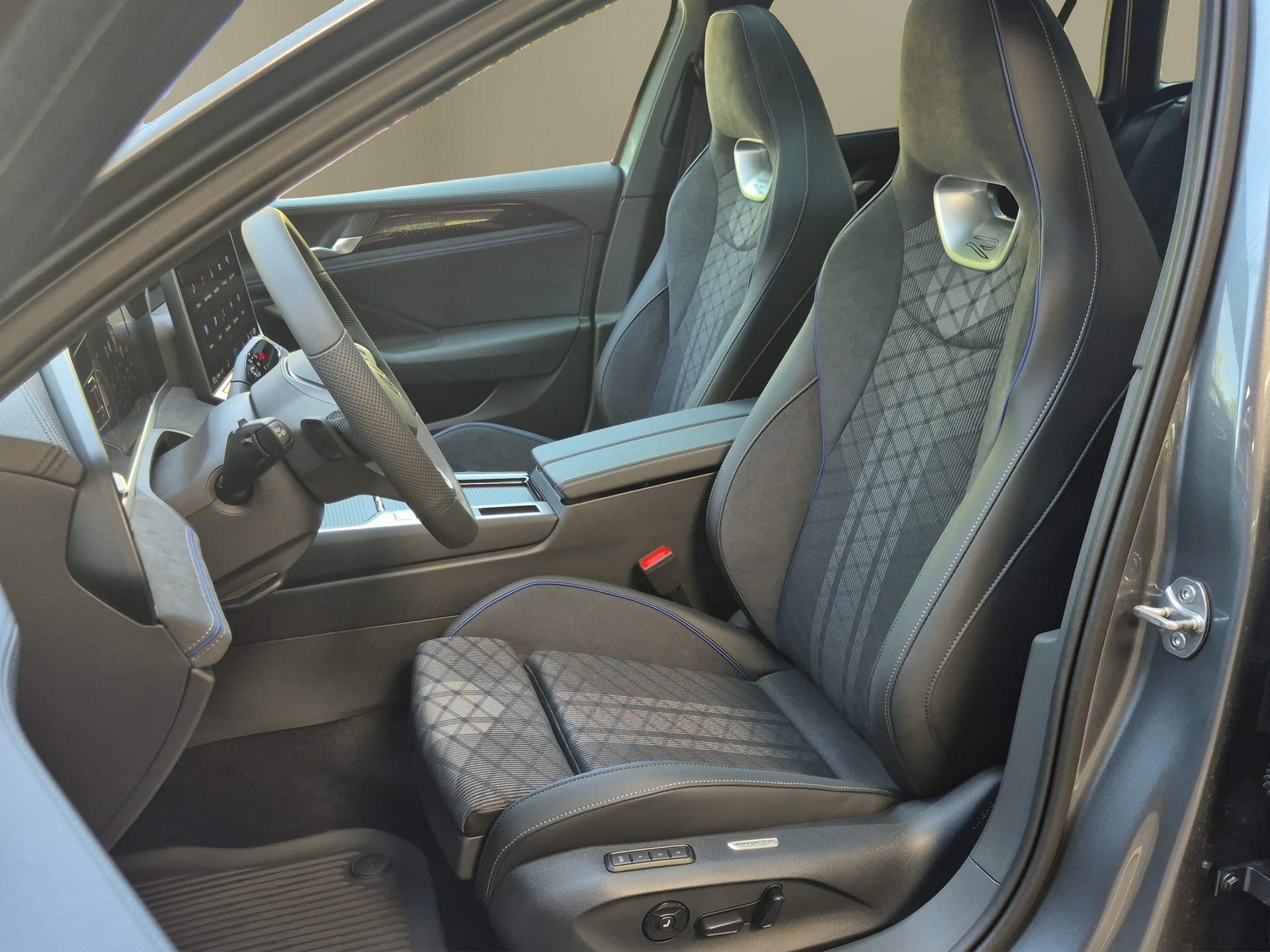 VW Passat Variant 1.5 TSI evo2 Plug-In- Hybrid R-Line DSG-image-8