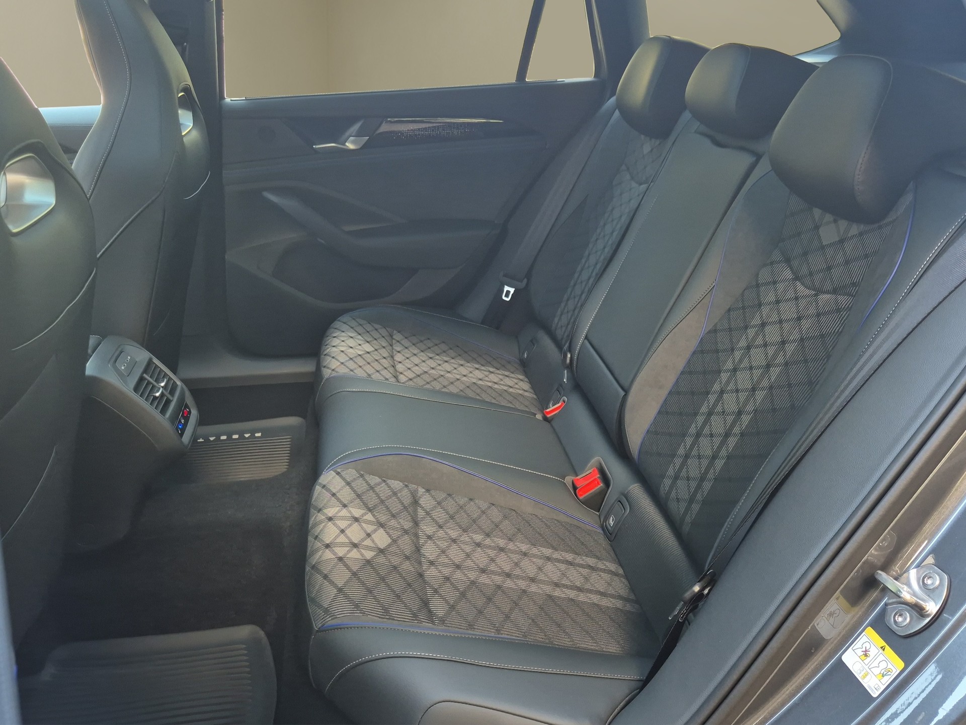 VW Passat Variant 1.5 TSI evo2 Plug-In- Hybrid R-Line DSG-image-14