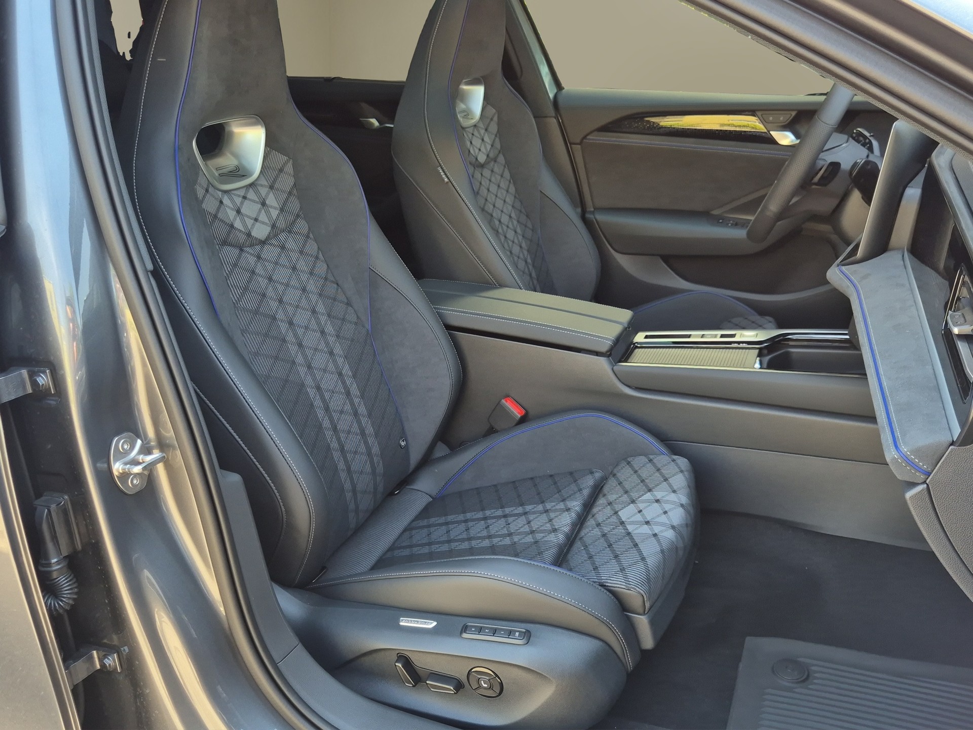 VW Passat Variant 1.5 TSI evo2 Plug-In- Hybrid R-Line DSG-image-15