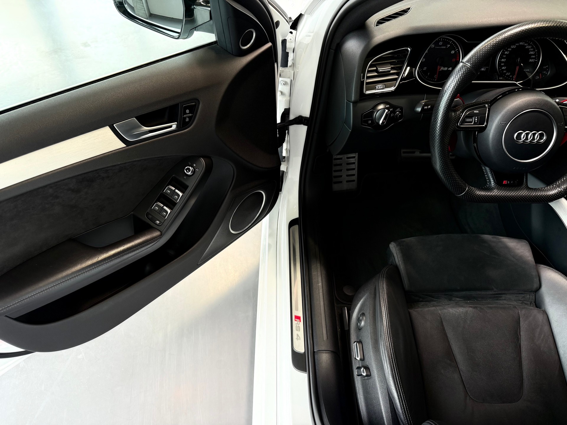 AUDI RS4 Avant 4.2 FSI V8 quattro S-tronic-image-7