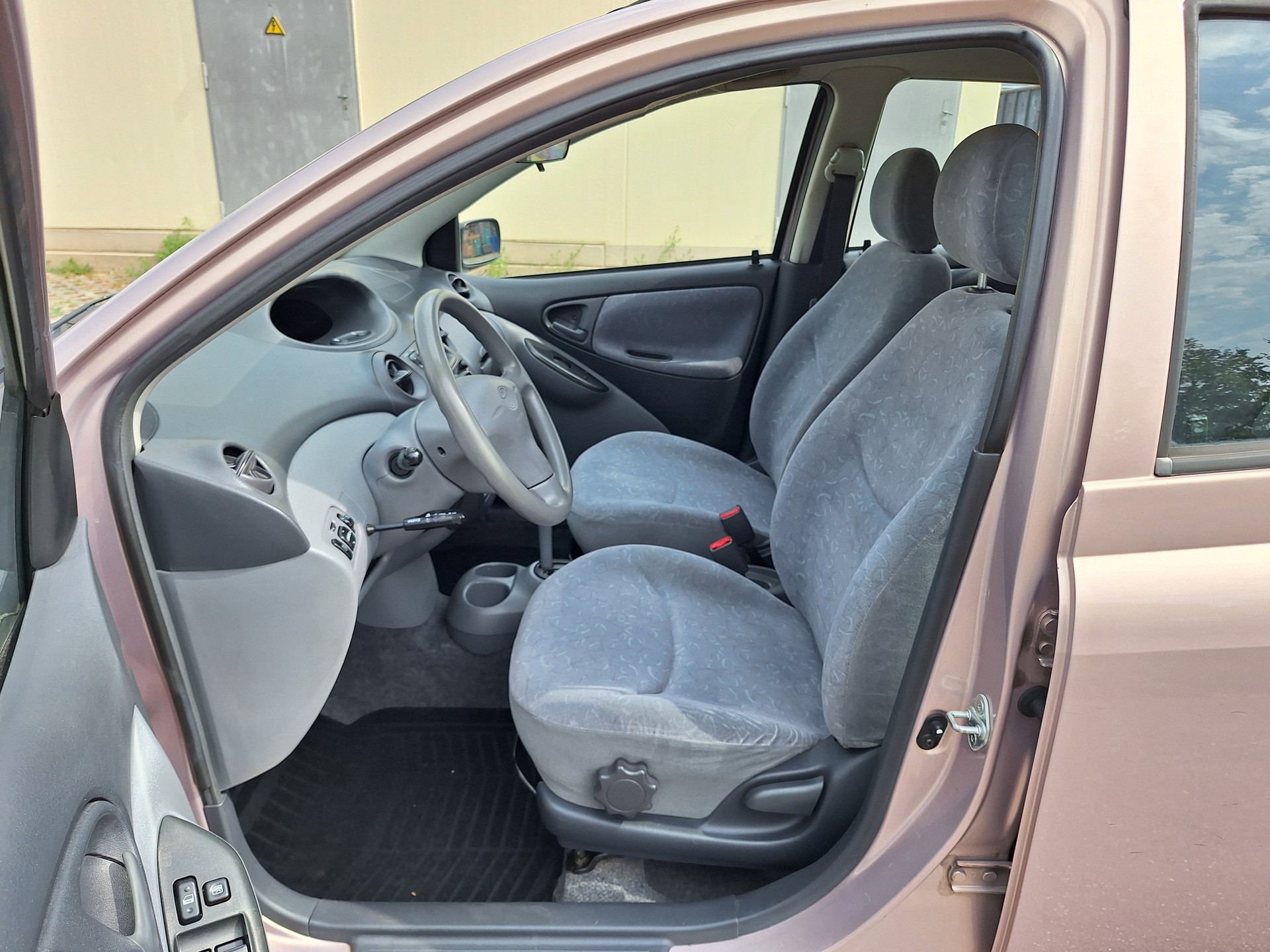 TOYOTA Yaris 1.3 Linea Sol-image-6