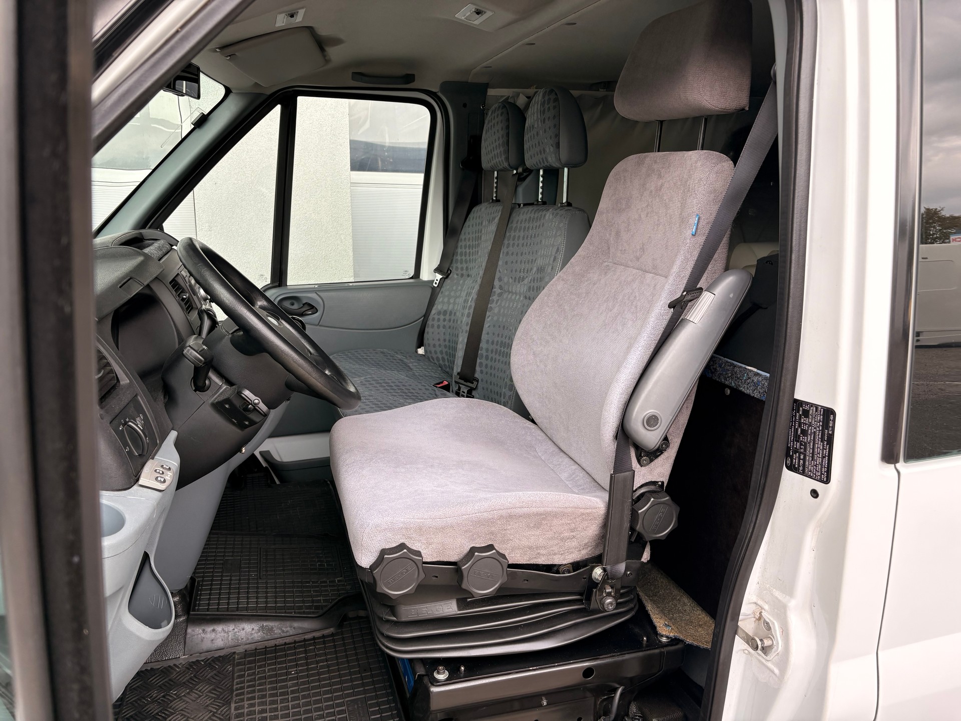 FORD Transit 2.4 TDCi 330 S 4x4 Trend-image-8
