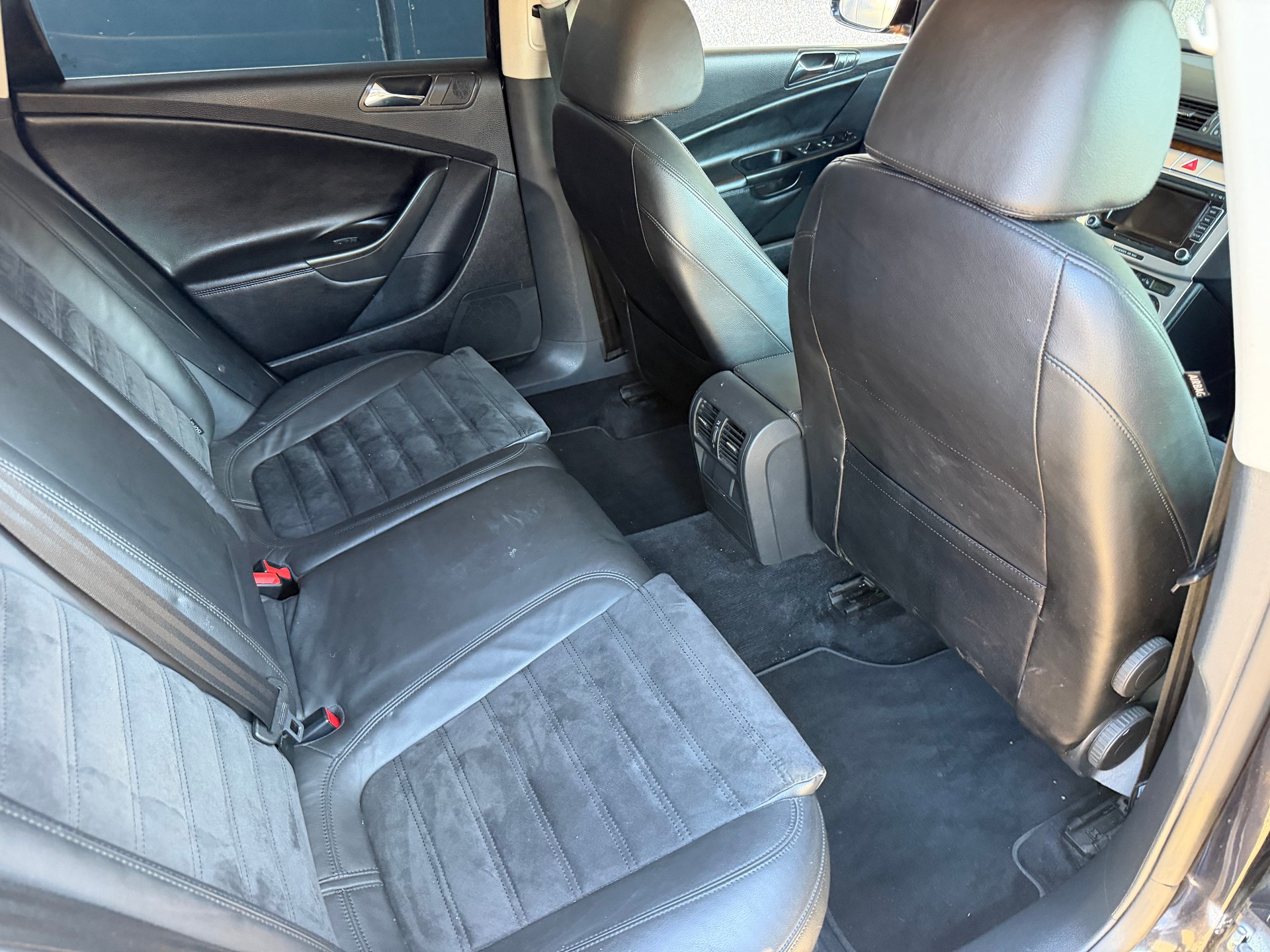 VW Passat Variant 3.2 V6 FSI Highline 4Motion-image-12