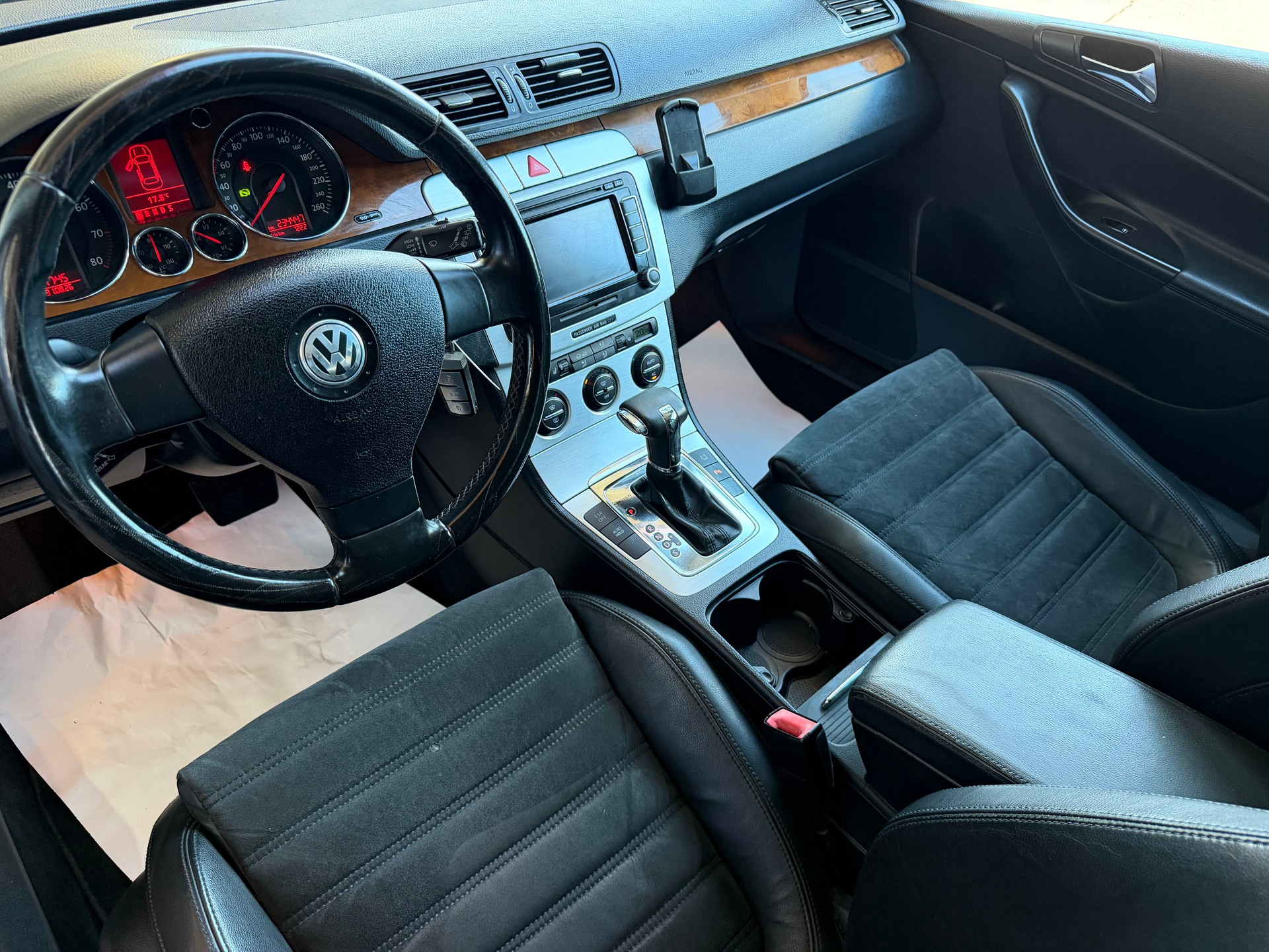 VW Passat Variant 3.2 V6 FSI Highline 4Motion-image-7