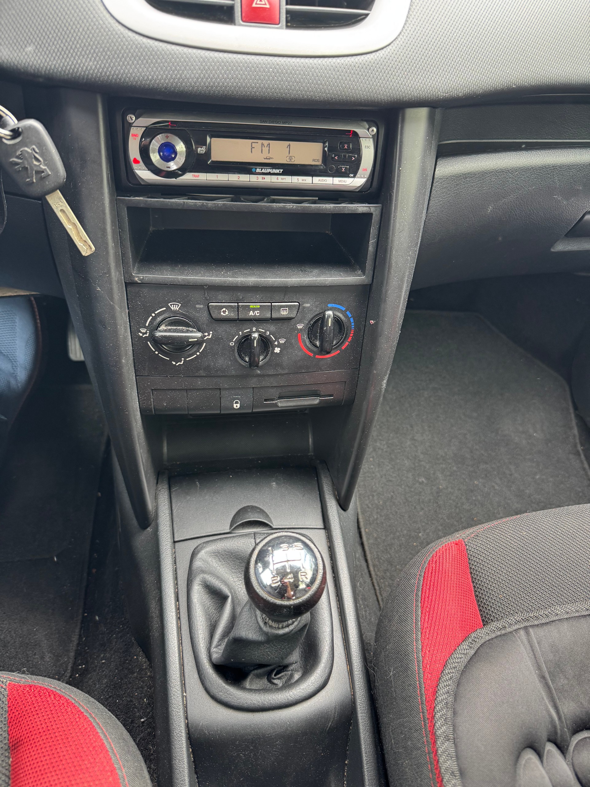 PEUGEOT 207 1.6 HDI XS-image-10