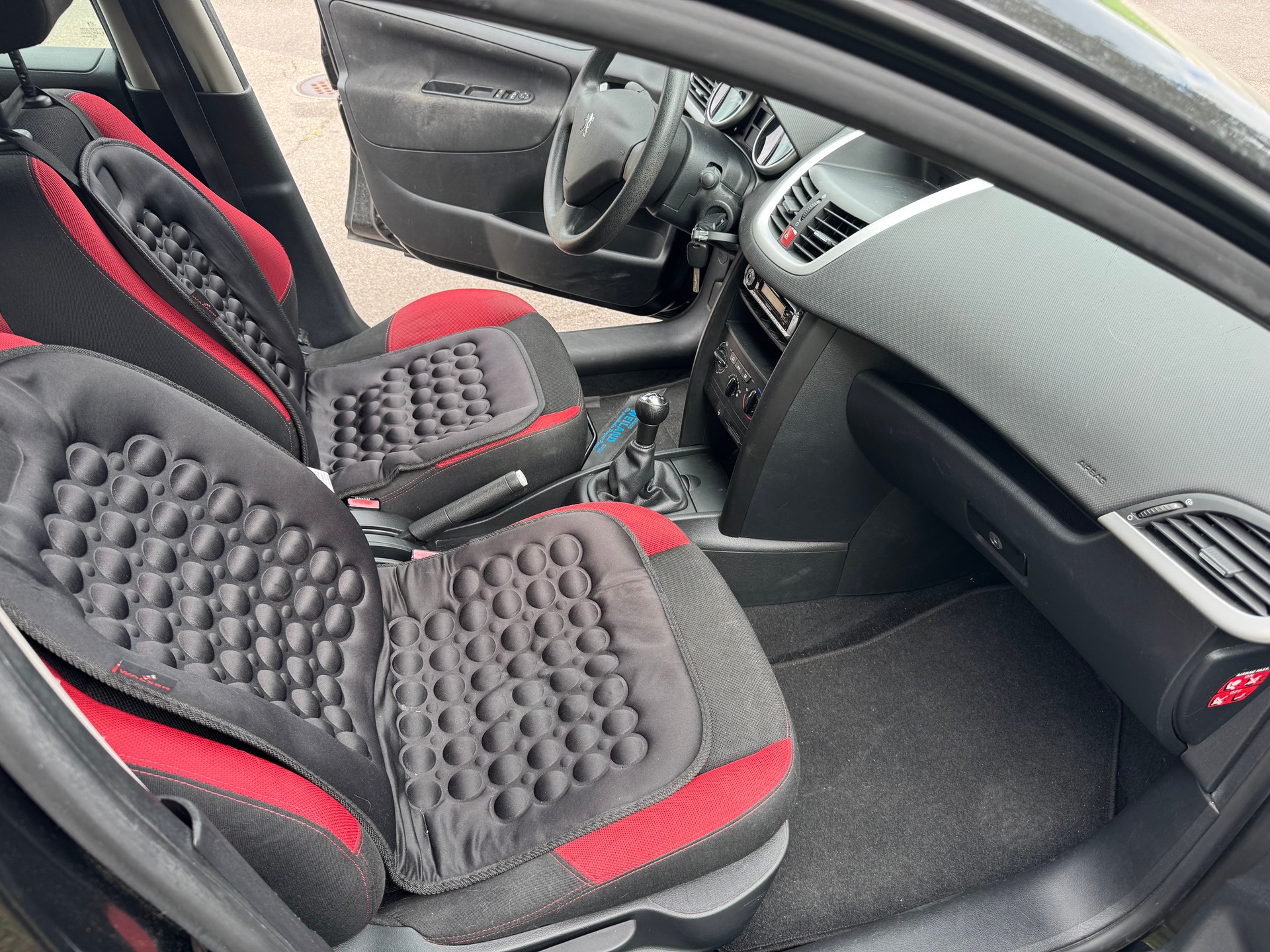 PEUGEOT 207 1.6 HDI XS-image-9