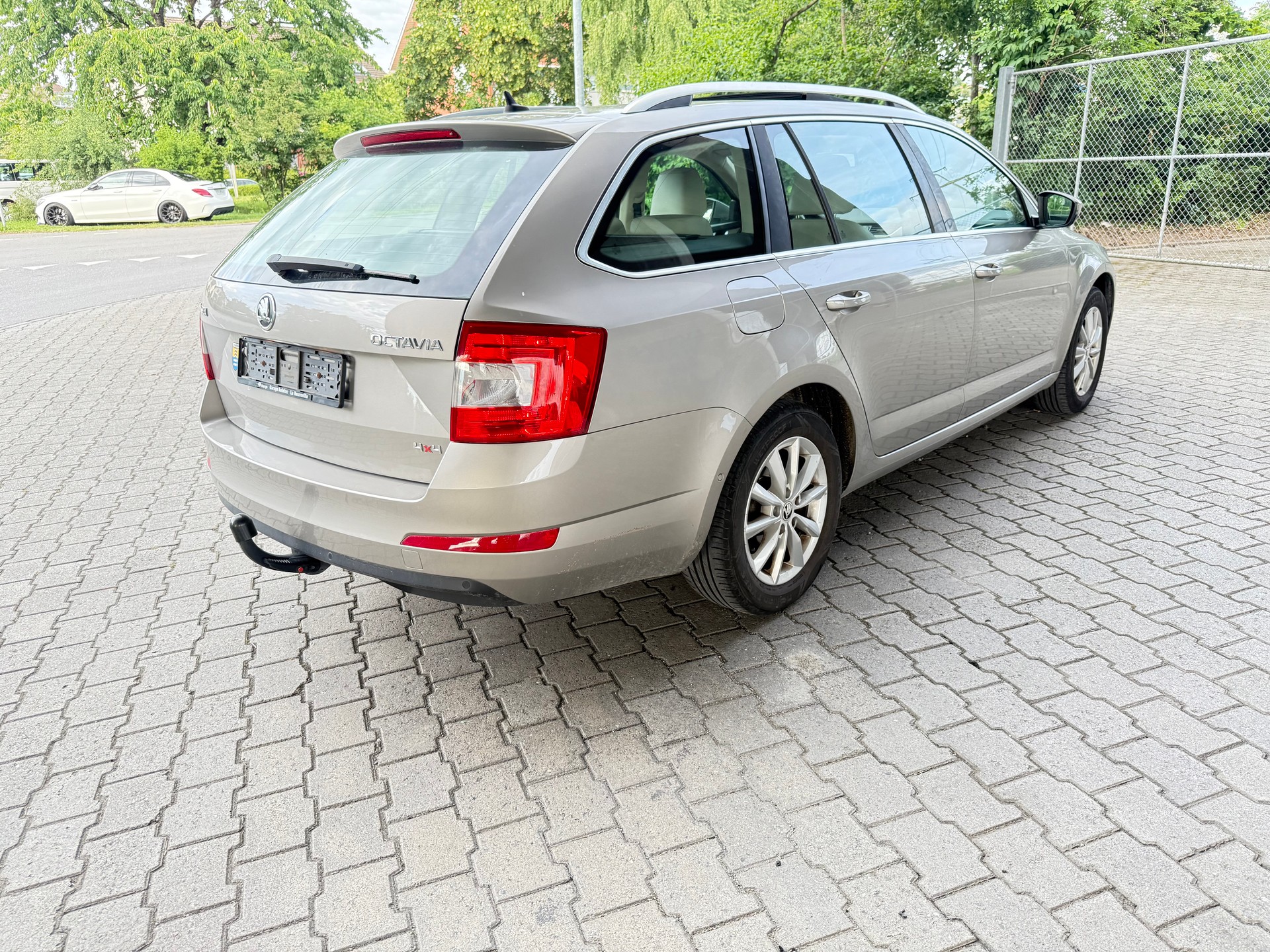 SKODA Octavia Combi 1.8 TSI Elegance 4x4 DSG-image-2