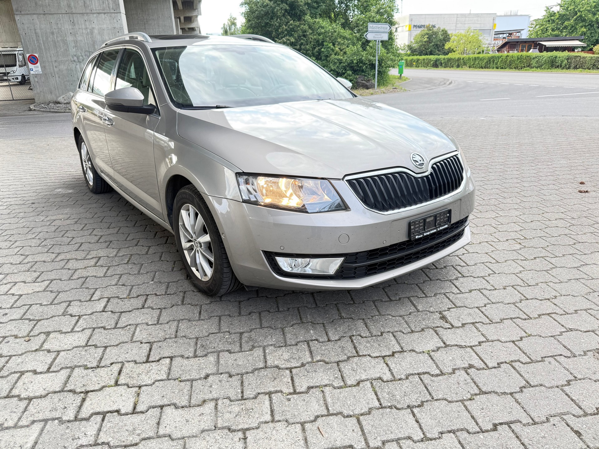 SKODA Octavia Combi 1.8 TSI Elegance 4x4 DSG-image-1