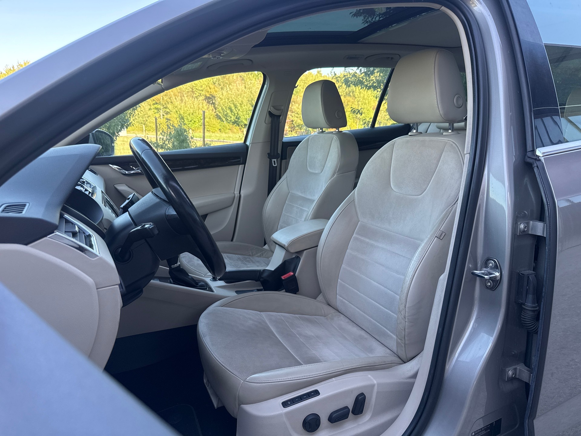 SKODA Octavia Combi 1.8 TSI Elegance 4x4 DSG-image-4