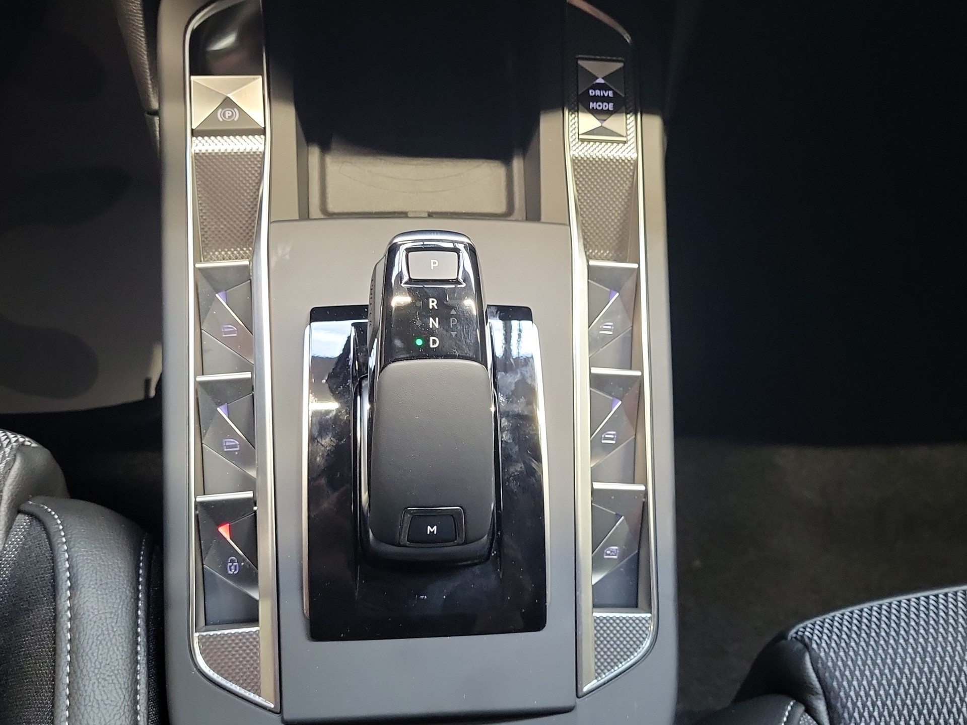 DS AUTOMOBILES DS3 1.2 MHEV Pallas-image-9