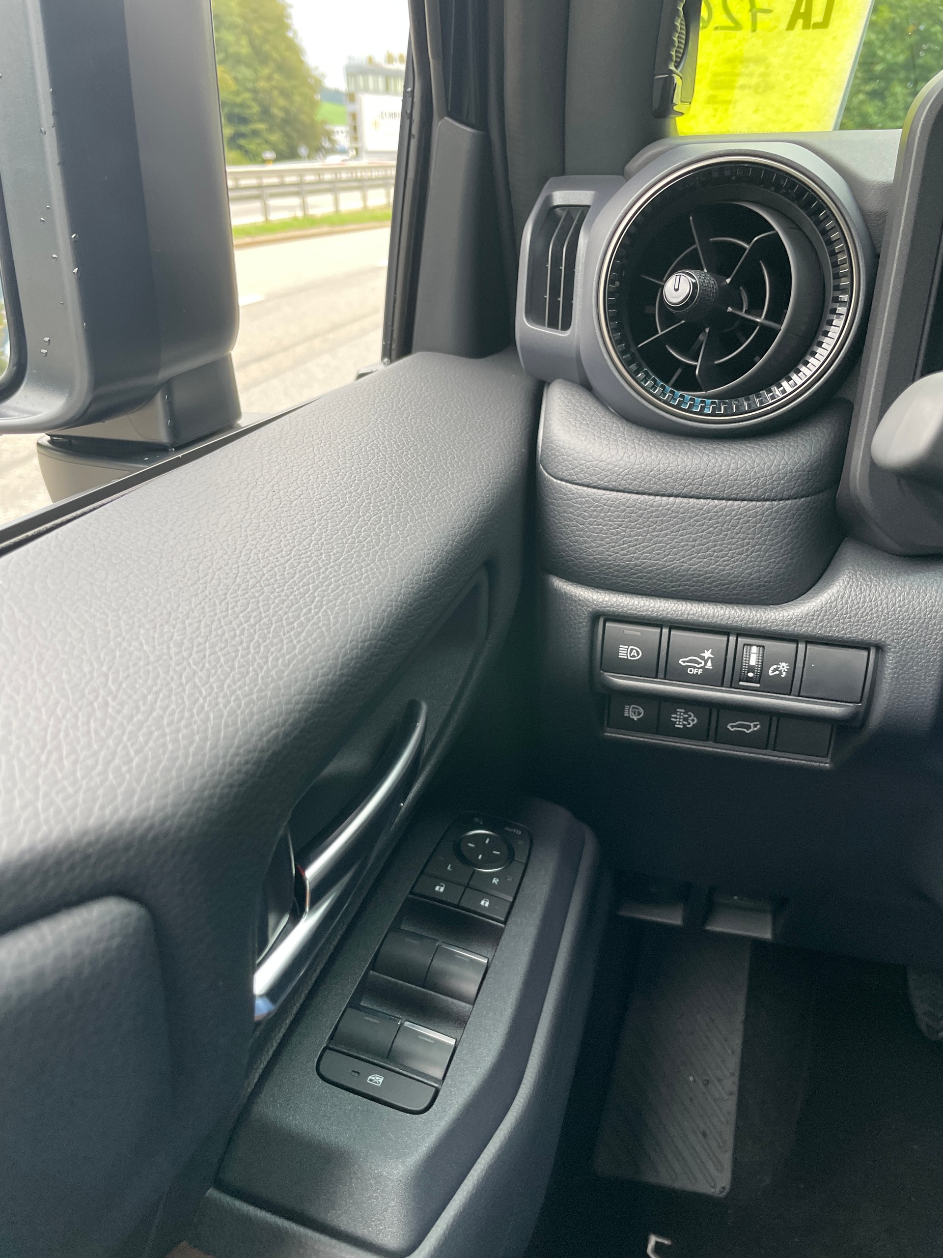 TOYOTA Land Cruiser 2.8TD 48V Invincible-image-25