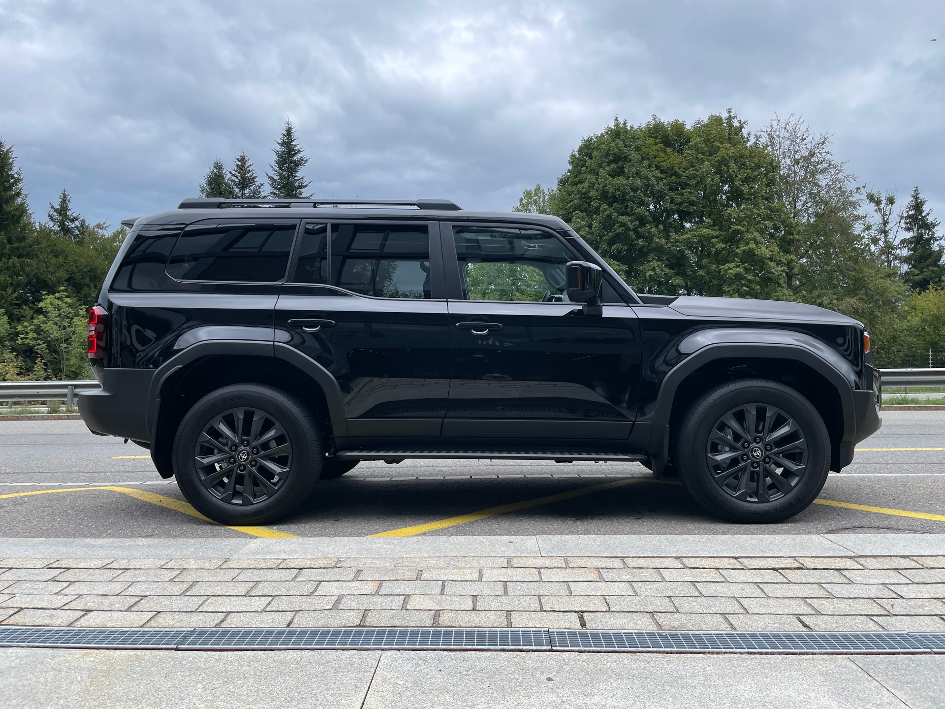 TOYOTA Land Cruiser 2.8TD 48V Invincible-image-3