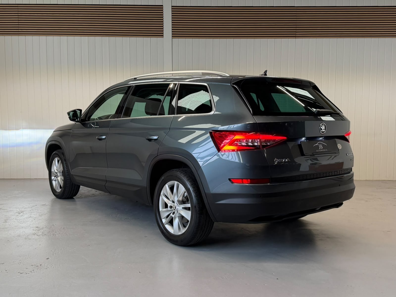 SKODA Kodiaq 2.0 TDI 4x4 DSG - 7 Plätze - frisch ab MFK und Service - AHK-image-2