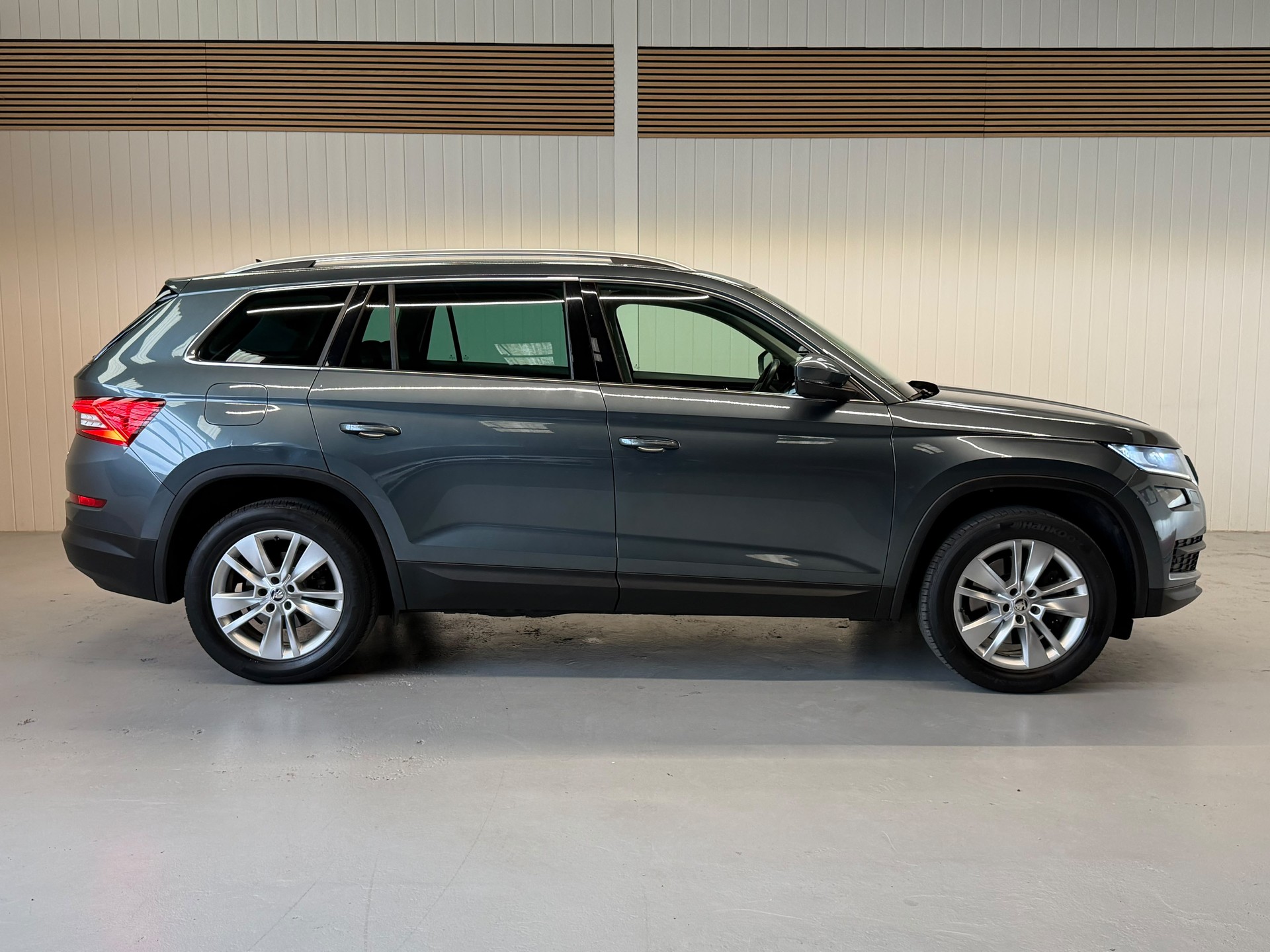 SKODA Kodiaq 2.0 TDI 4x4 DSG - 7 Plätze - frisch ab MFK und Service - AHK-image-4