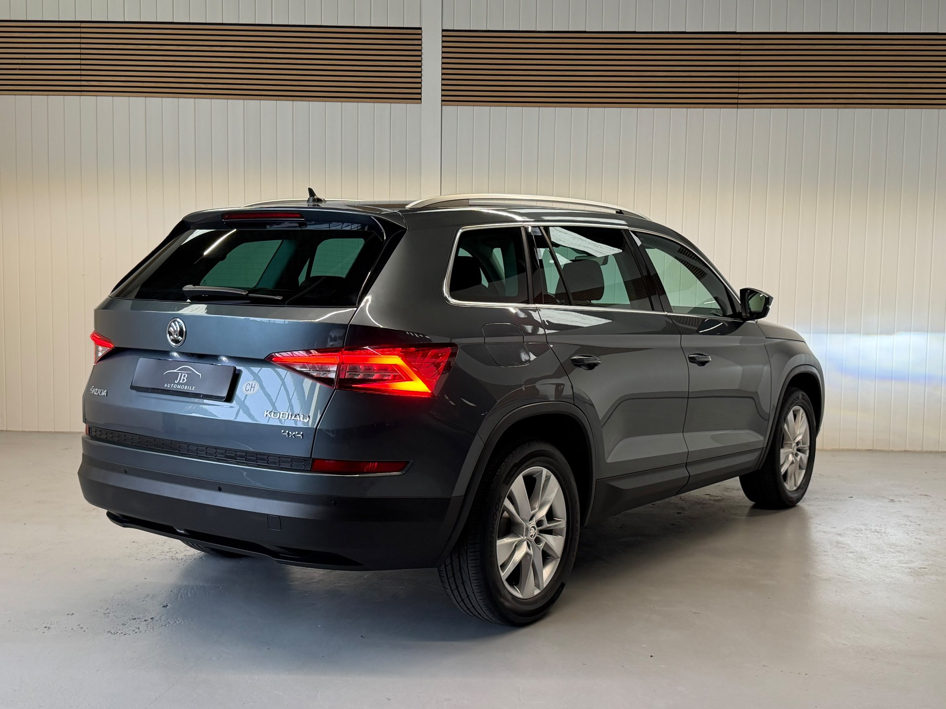 SKODA Kodiaq 2.0 TDI 4x4 DSG - 7 Plätze - frisch ab MFK und Service - AHK-image-3