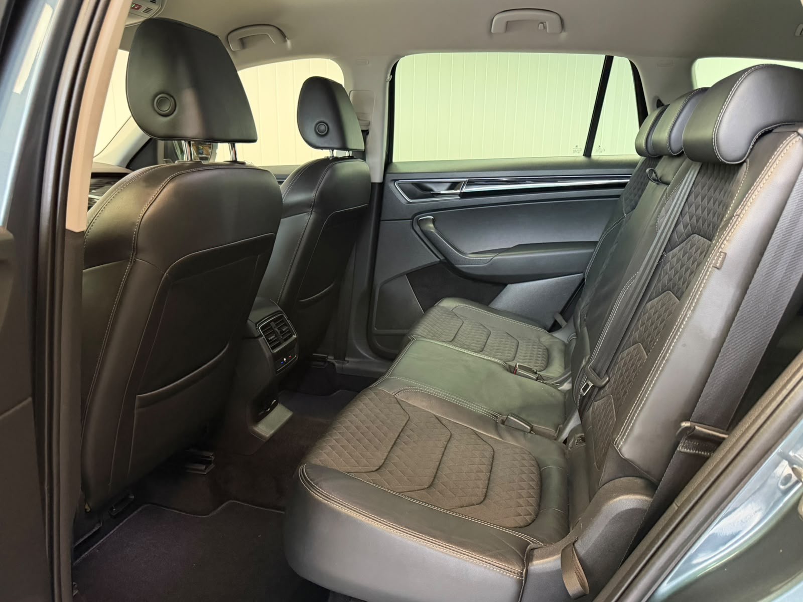 SKODA Kodiaq 2.0 TDI 4x4 DSG - 7 Plätze - frisch ab MFK und Service - AHK-image-12
