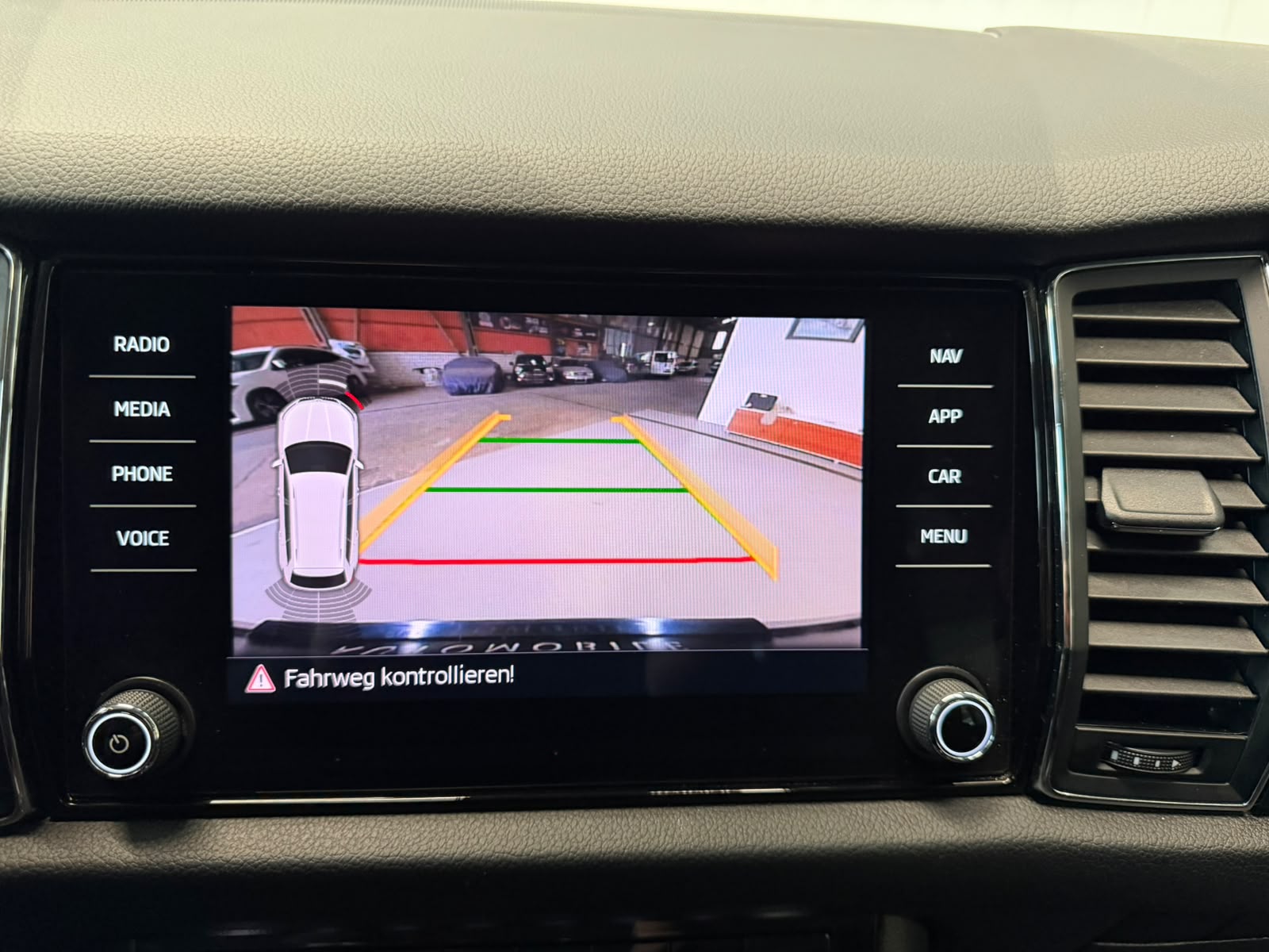 SKODA Kodiaq 2.0 TDI 4x4 DSG - 7 Plätze - frisch ab MFK und Service - AHK-image-9