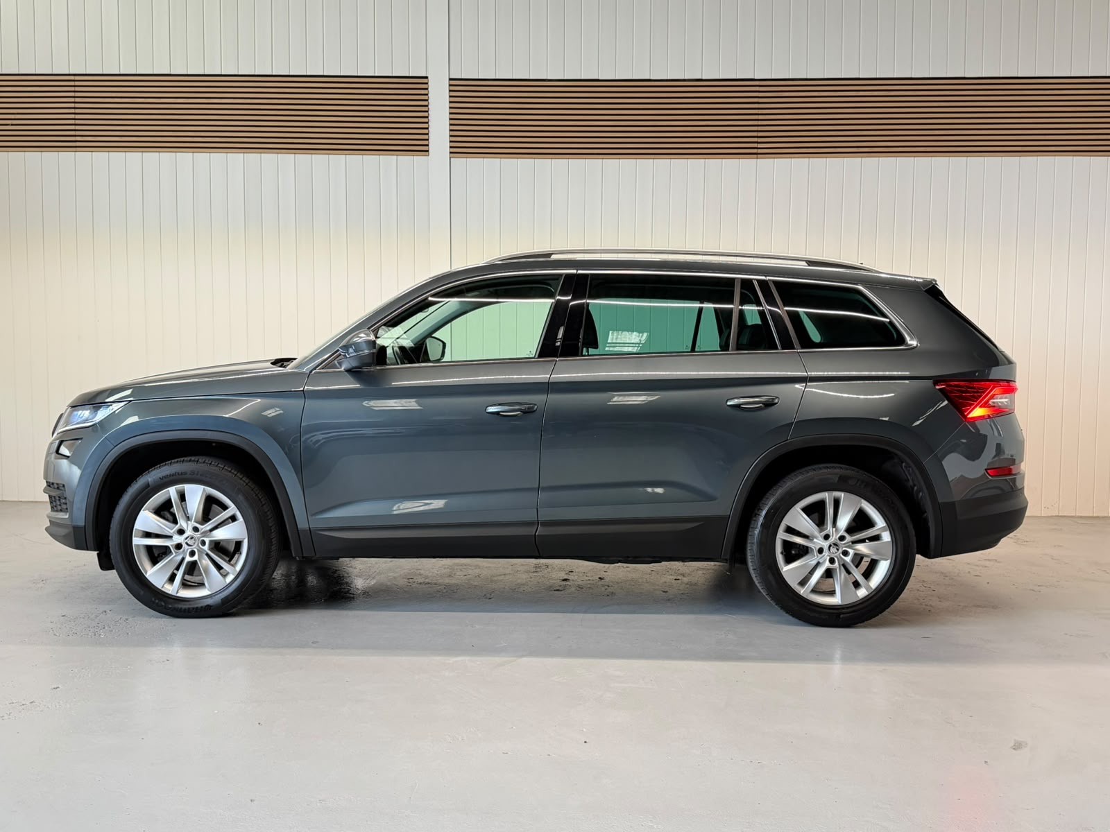 SKODA Kodiaq 2.0 TDI 4x4 DSG - 7 Plätze - frisch ab MFK und Service - AHK-image-1