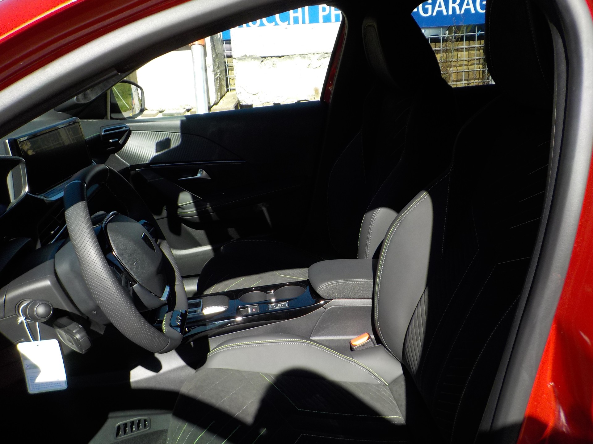 PEUGEOT 208 1.2 MHEV 145 GT Exclusive-image-8