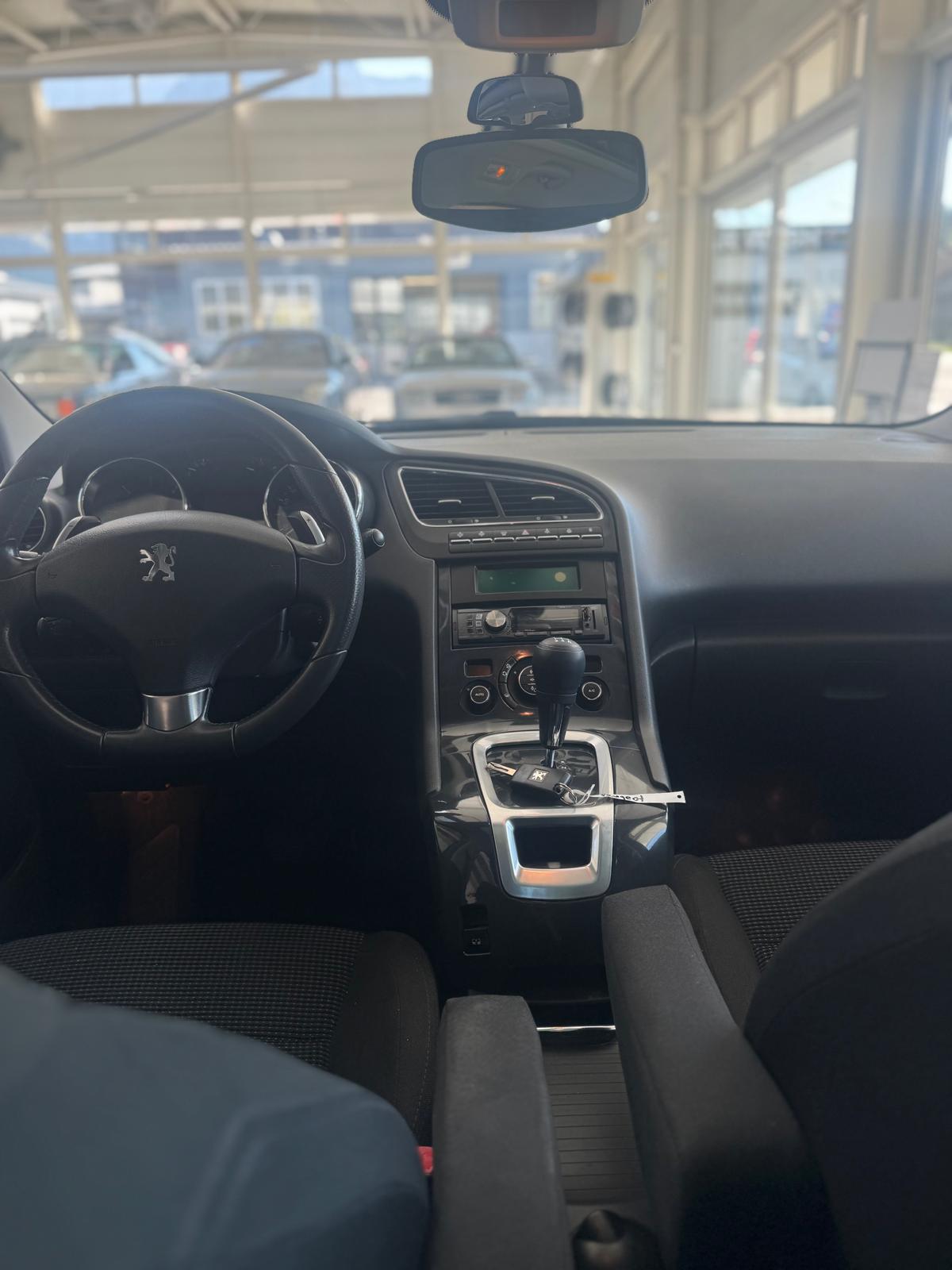PEUGEOT 5008 1.6 HDI Sport-image-6