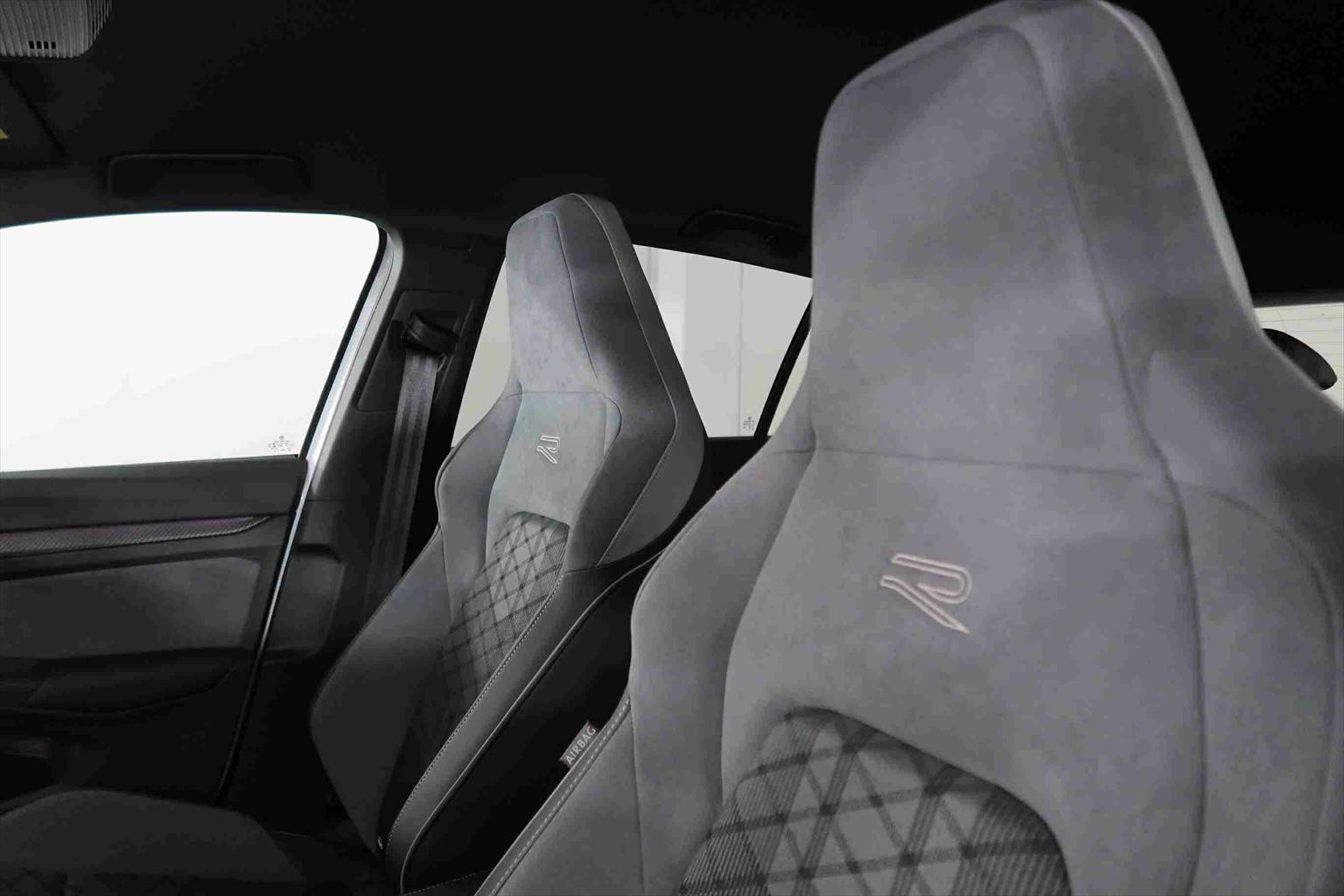 VW Golf 8 1.5 eTSI mHEV R-Line DSG-image-14