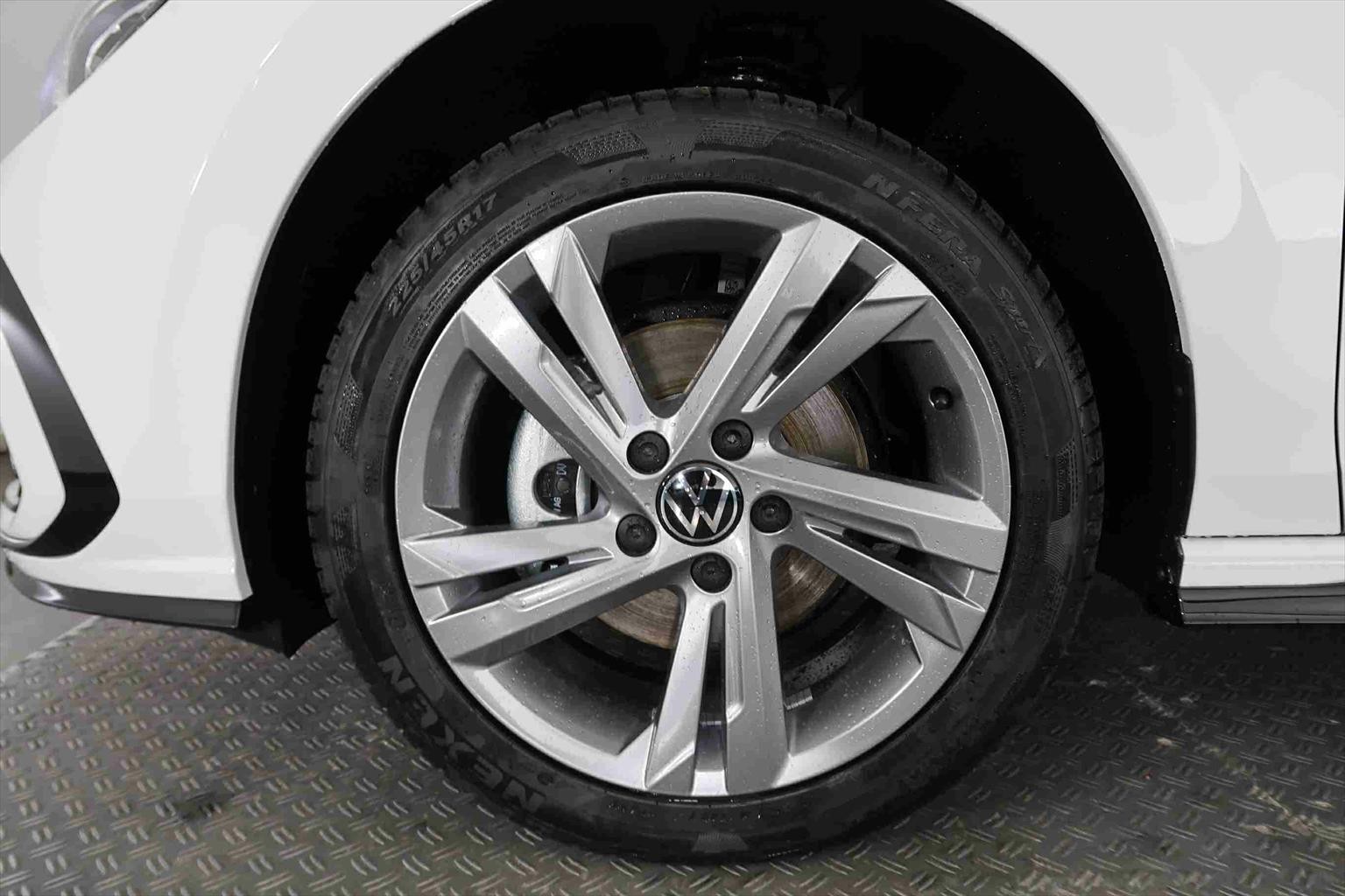 VW Golf 8 1.5 eTSI mHEV R-Line DSG-image-8
