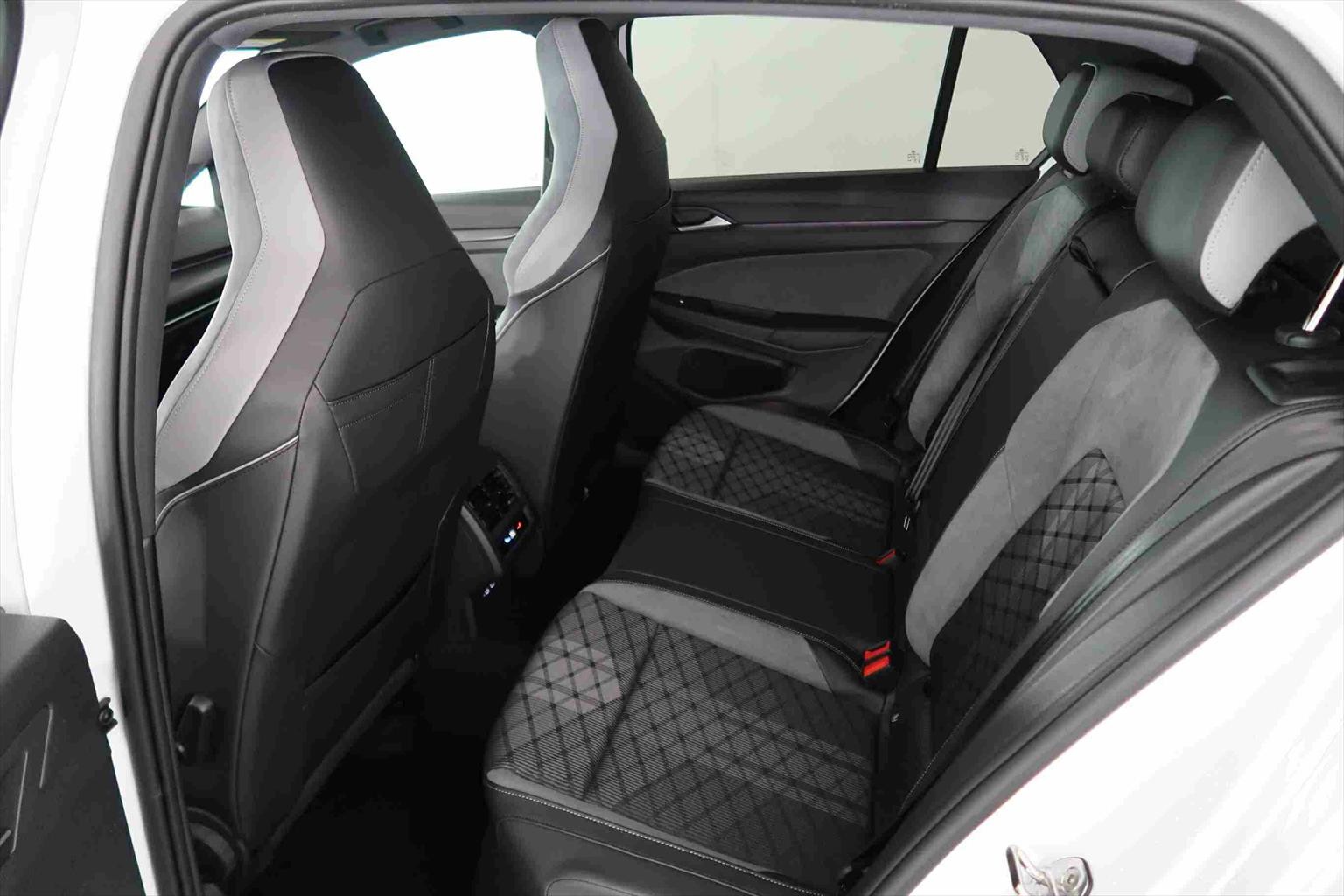 VW Golf 8 1.5 eTSI mHEV R-Line DSG-image-6