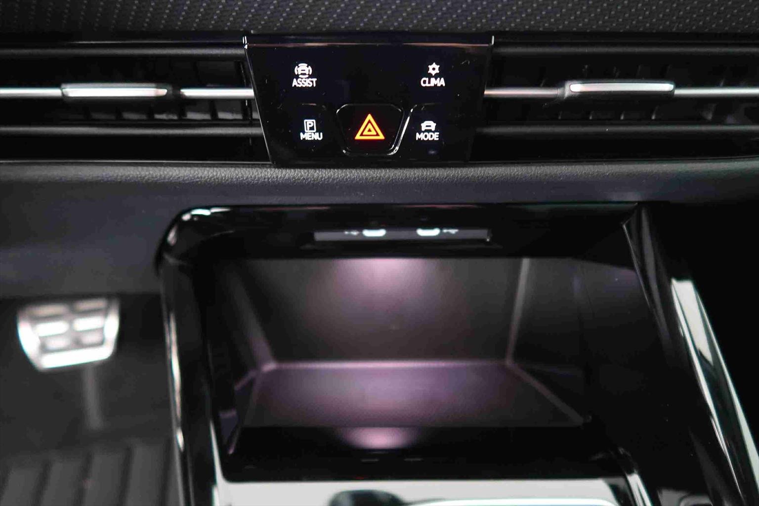 VW Golf 8 1.5 eTSI mHEV R-Line DSG-image-12