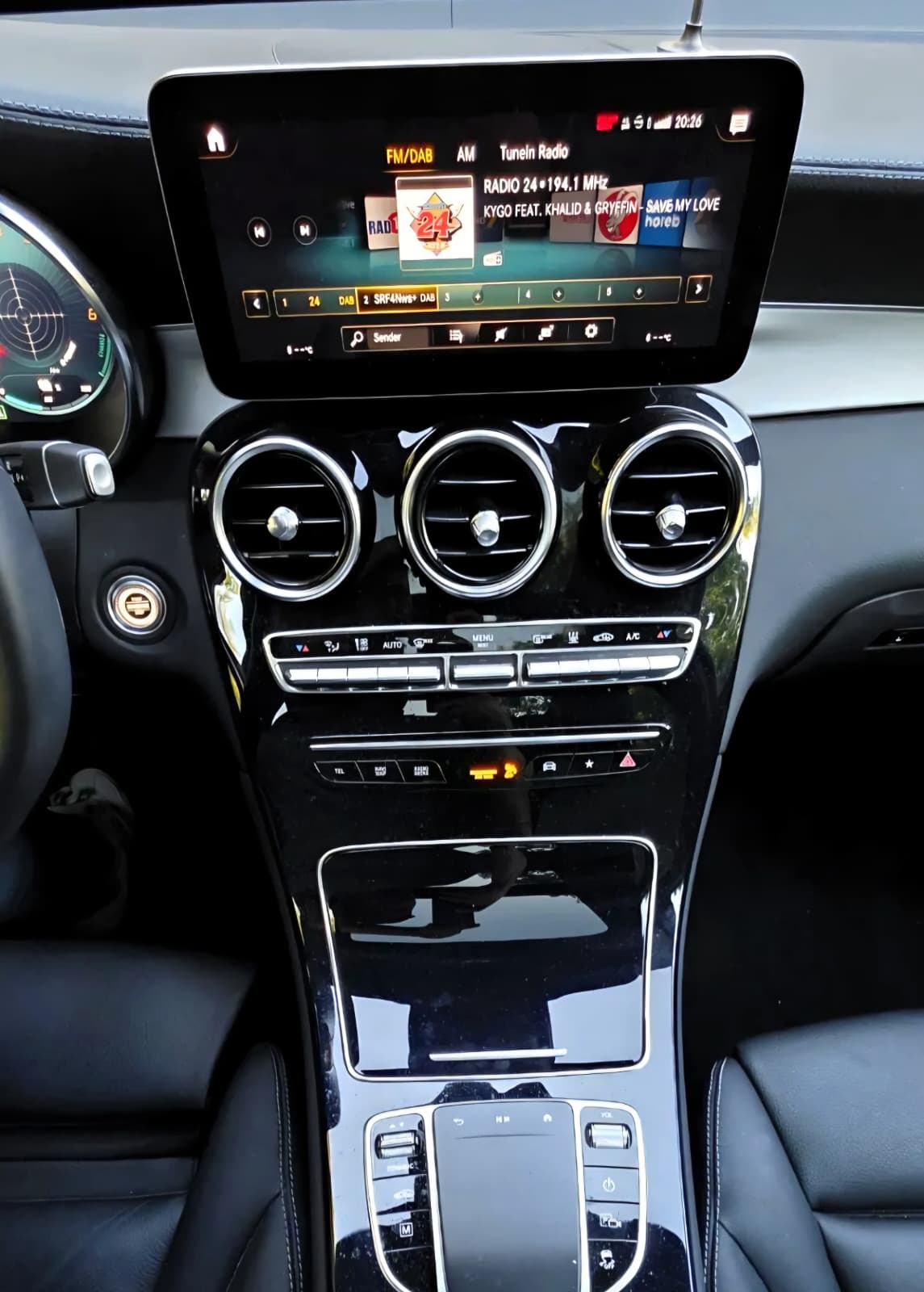 MERCEDES-BENZ GLC 300 e AMG Line Plus 4Matic 9G-Tronic-image-16