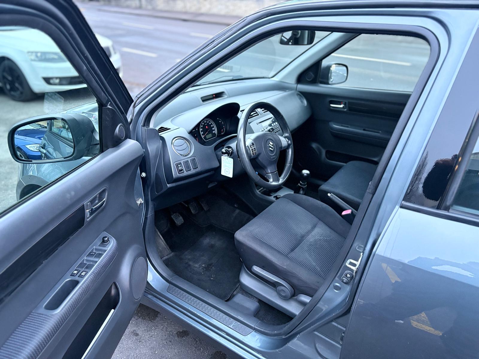 SUZUKI Swift 1.3i 16V GL 4x4-image-8