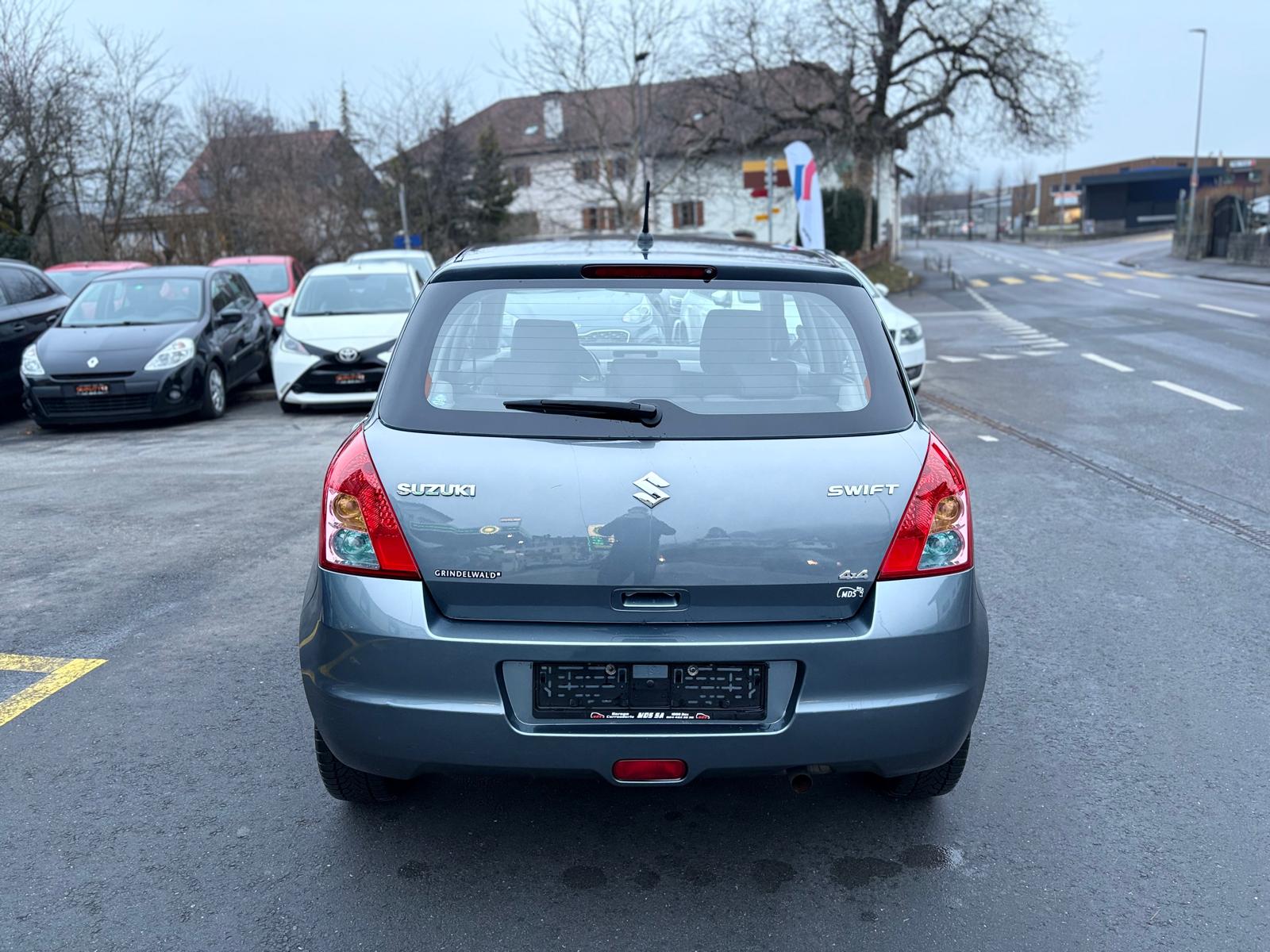 SUZUKI Swift 1.3i 16V GL 4x4-image-4