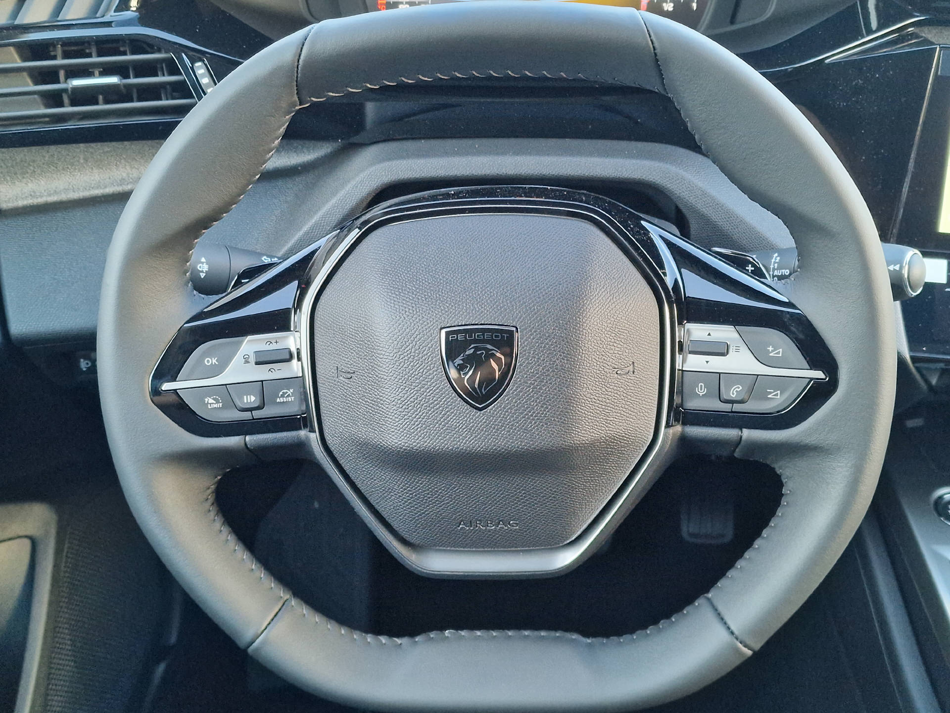 PEUGEOT 308 SW 1.2 Hybrid Allure-image-11