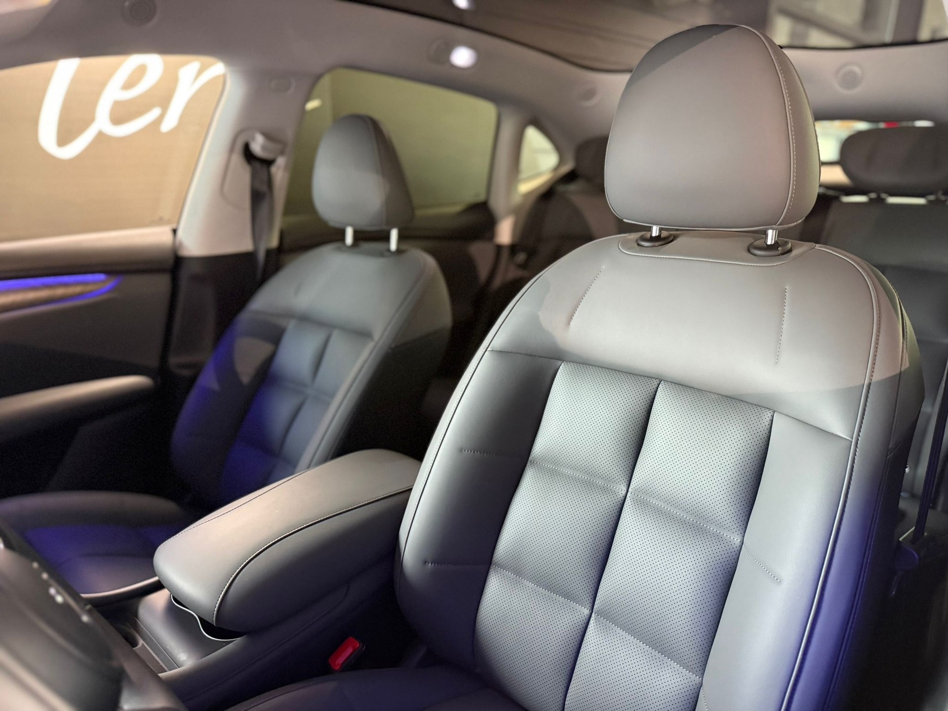 MG IM6 100kWh Performance 21" with active damping control system & air suspension-image-8