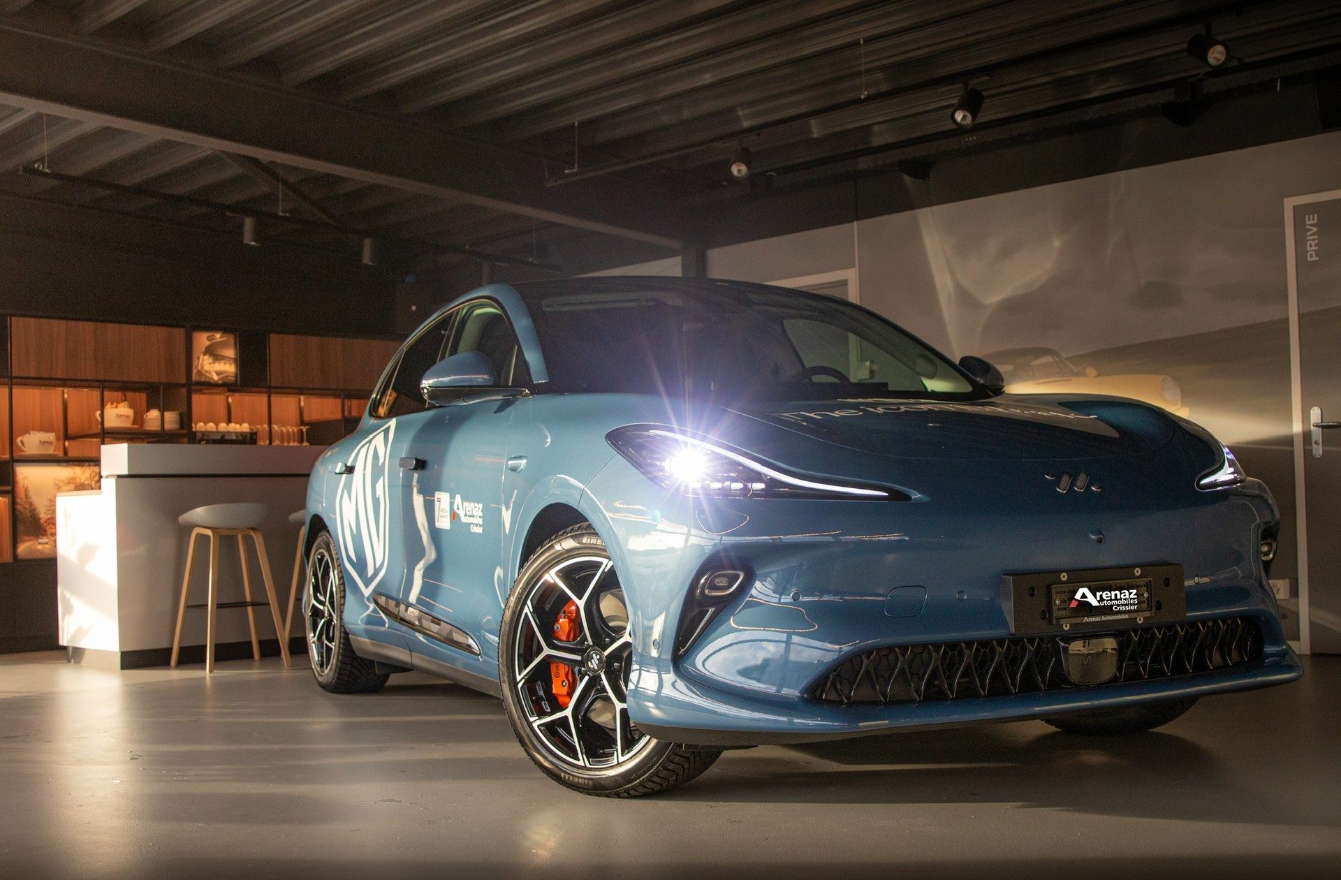 MG IM6 100kWh Performance 21" with active damping control system & air suspension