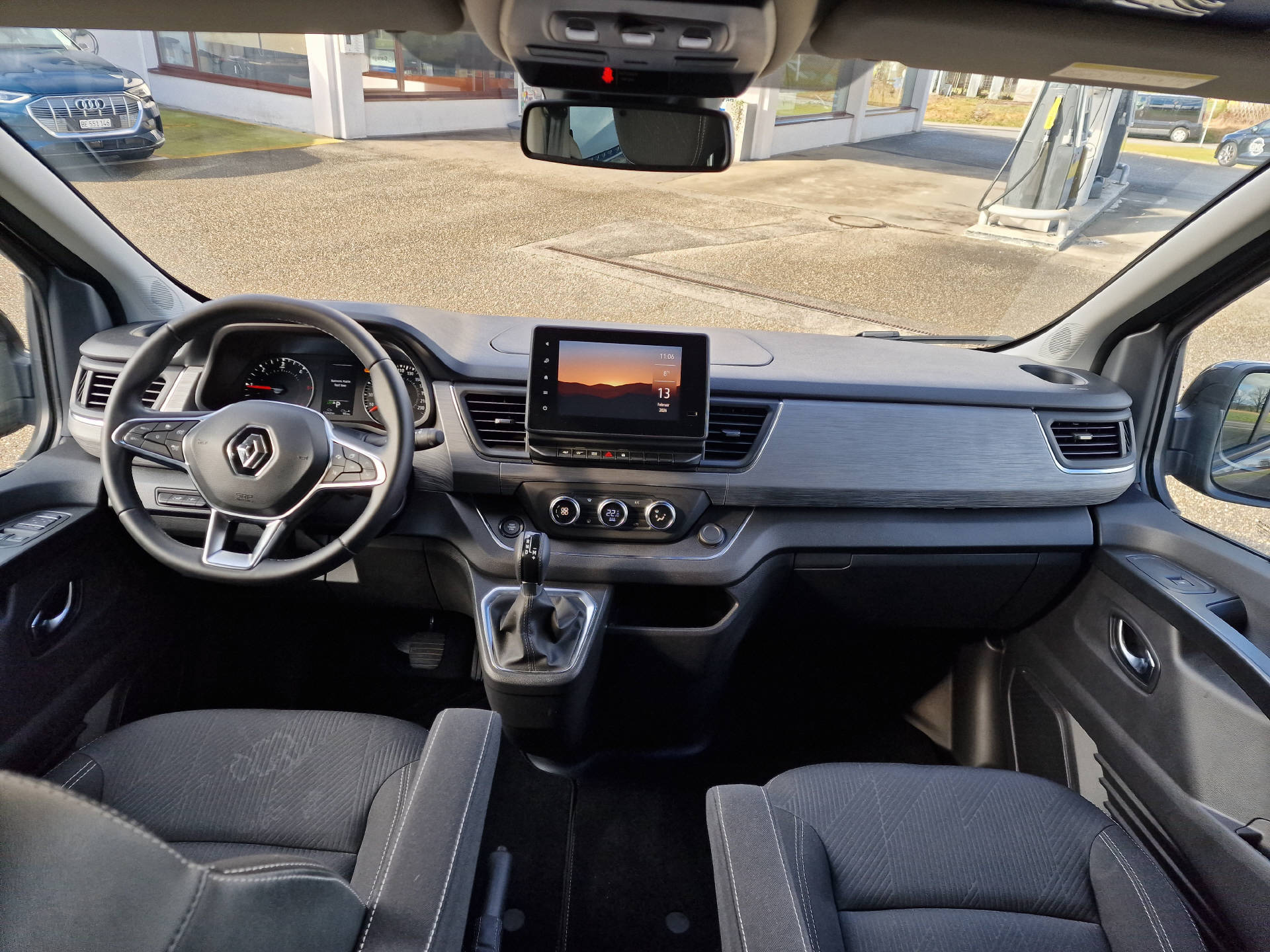 RENAULT Trafic Grand Spaceclass 2.0 dCi Blue 170 Escapade-image-22