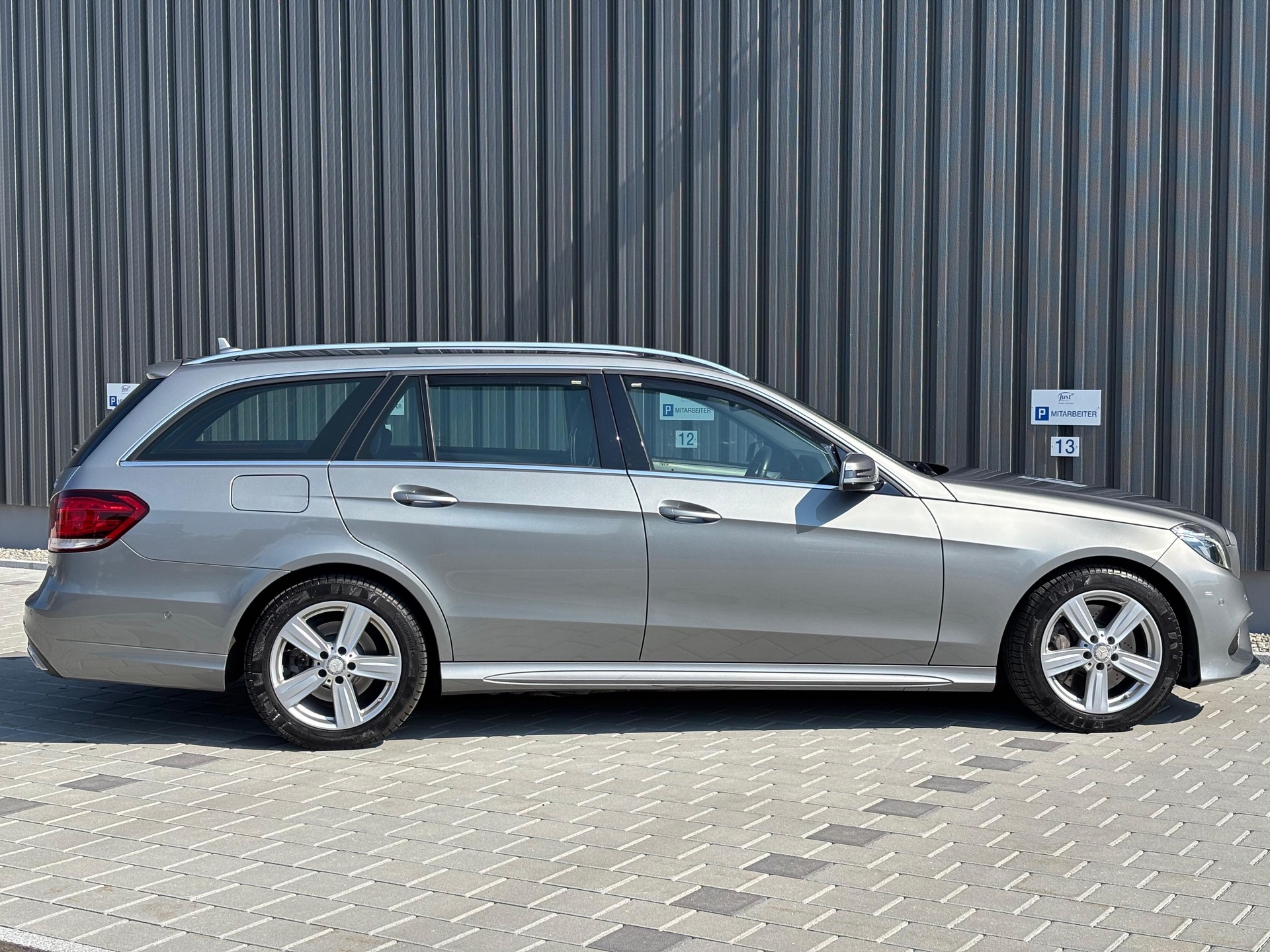 MERCEDES-BENZ E 400 Avantgarde 4Matic 7G-Tronic-image-7