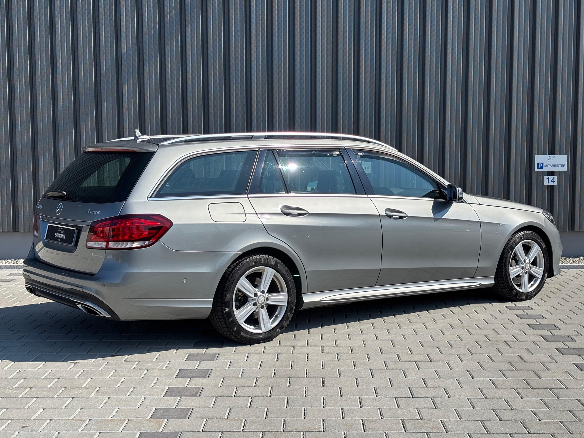 MERCEDES-BENZ E 400 Avantgarde 4Matic 7G-Tronic-image-6
