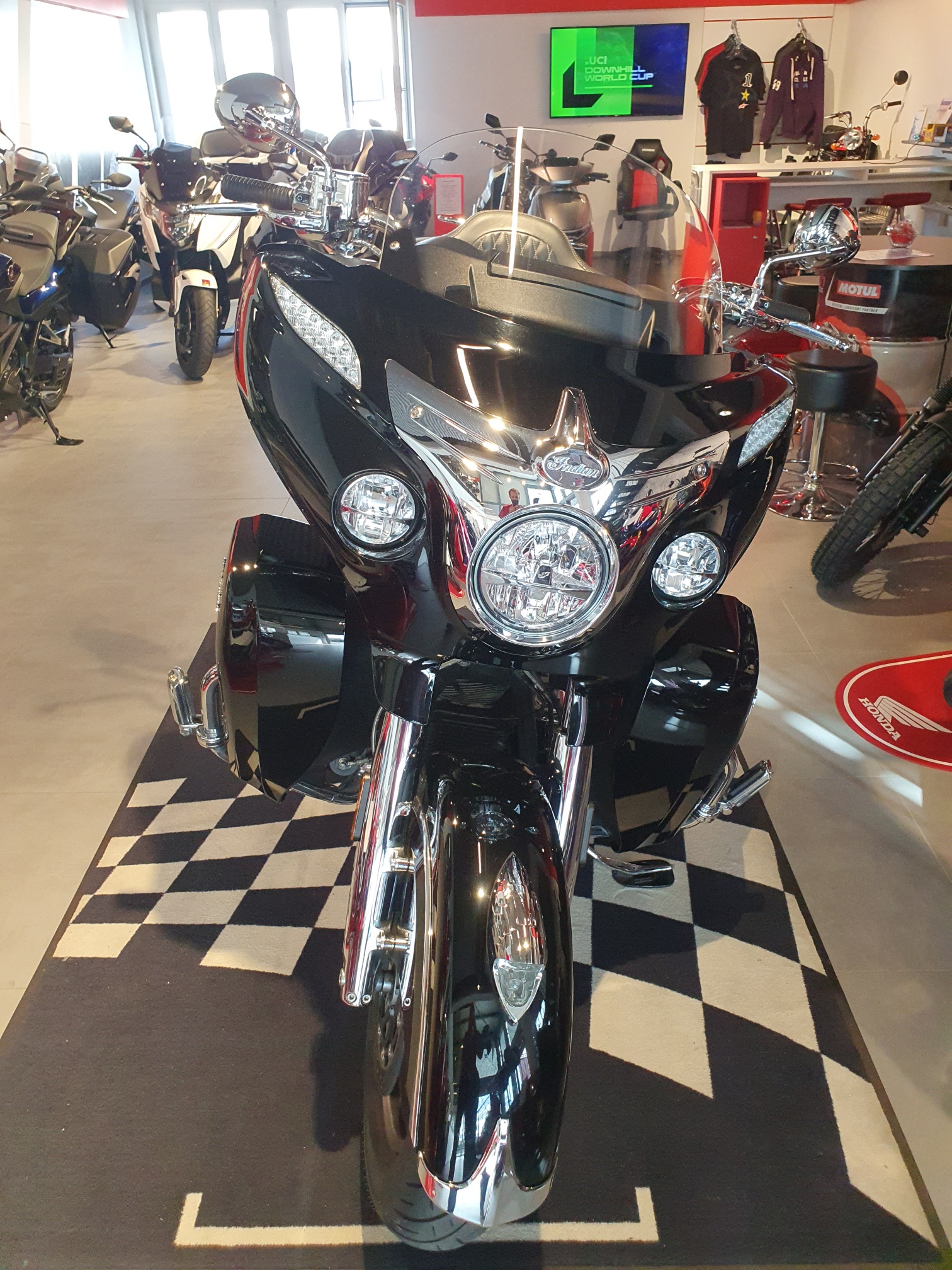 INDIAN Roadmaster-showroom-element-1