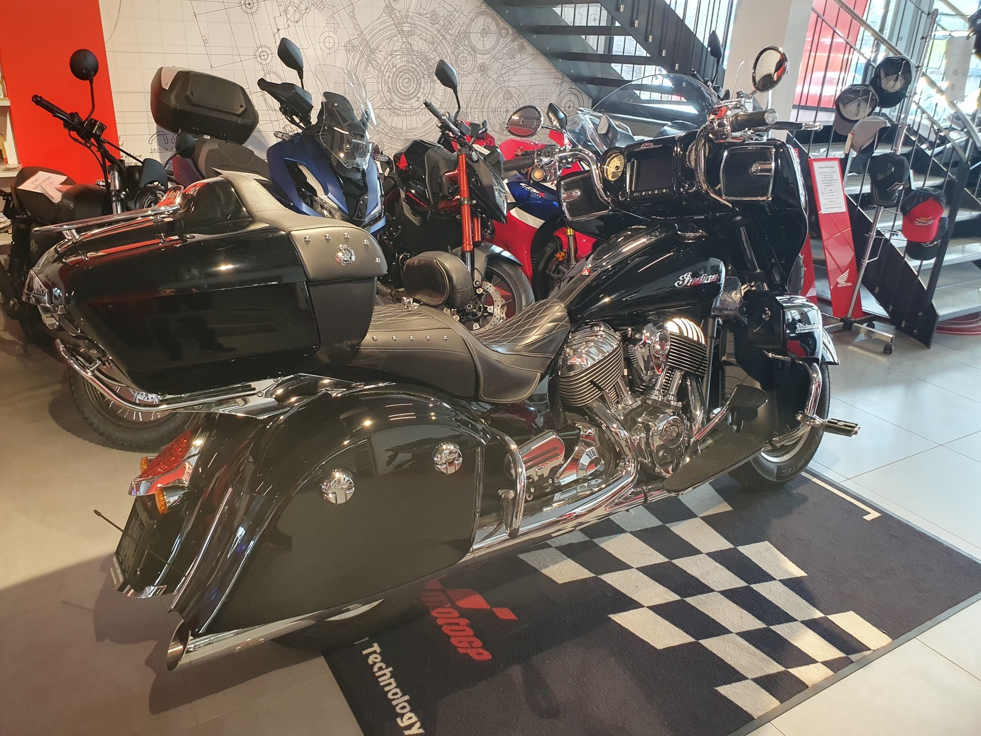 INDIAN Roadmaster-showroom-element-3